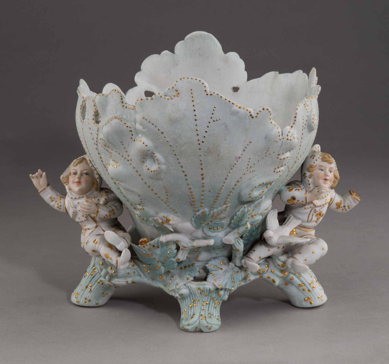 (Кузнецов) Ваза пасхальная с детскими  фигурками. <br>Россия, Товарищество М.С. Кузнецова (Дмитровская фабрика), 1892–1917 годы.