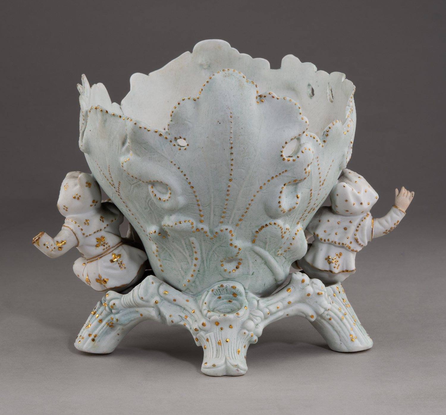 (Кузнецов) Ваза пасхальная с детскими  фигурками. <br>Россия, Товарищество М.С. Кузнецова (Дмитровская фабрика), 1892–1917 годы.