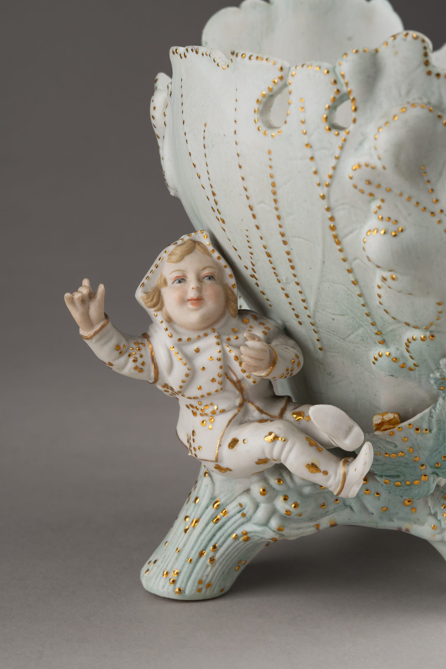 (Кузнецов) Ваза пасхальная с детскими  фигурками. <br>Россия, Товарищество М.С. Кузнецова (Дмитровская фабрика), 1892–1917 годы.