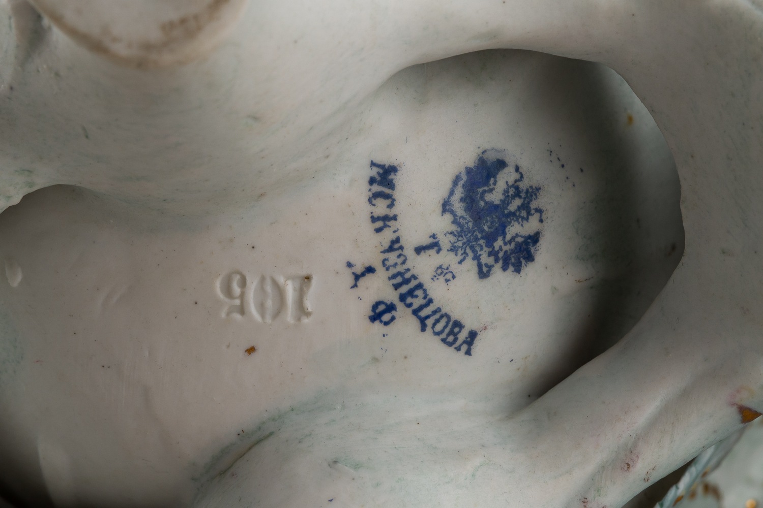 (Кузнецов) Ваза пасхальная с детскими  фигурками. <br>Россия, Товарищество М.С. Кузнецова (Дмитровская фабрика), 1892–1917 годы.