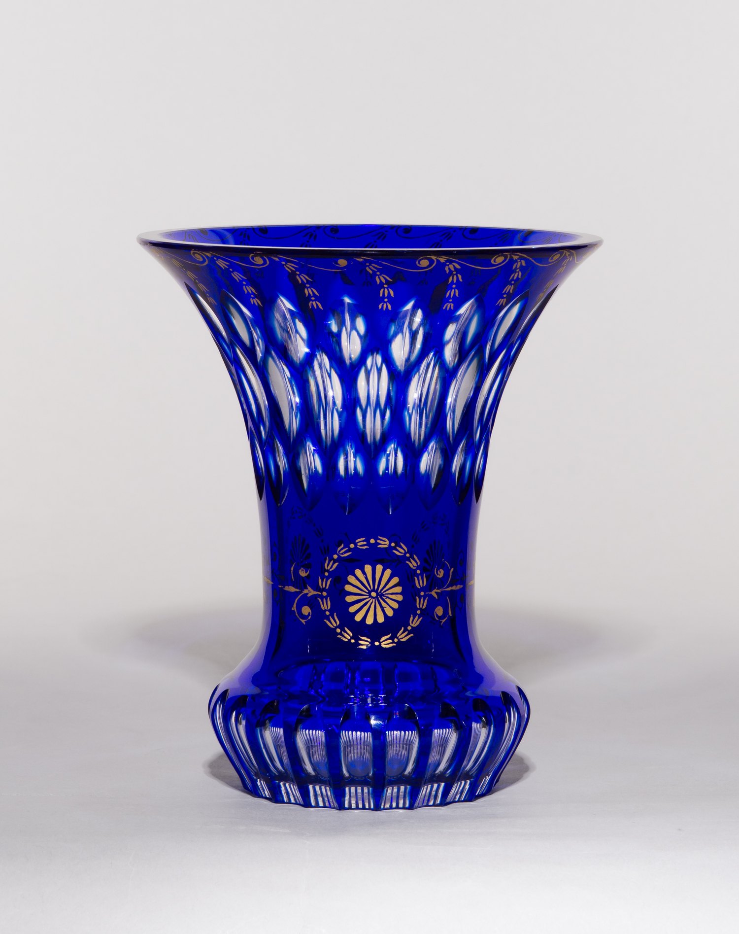 (ИСЗ. С экспертизой) Ваза двухслойного стекла. 
Россия, Императорские фарфоровый и стеклянный заводы, 1914.