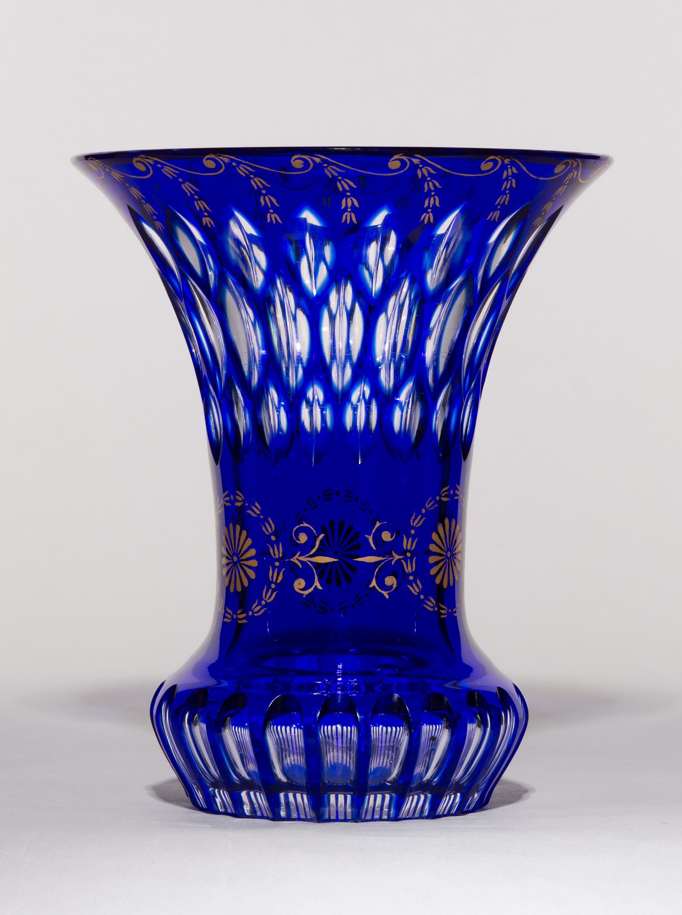 (ИСЗ. С экспертизой) Ваза двухслойного стекла. 
Россия, Императорские фарфоровый и стеклянный заводы, 1914.