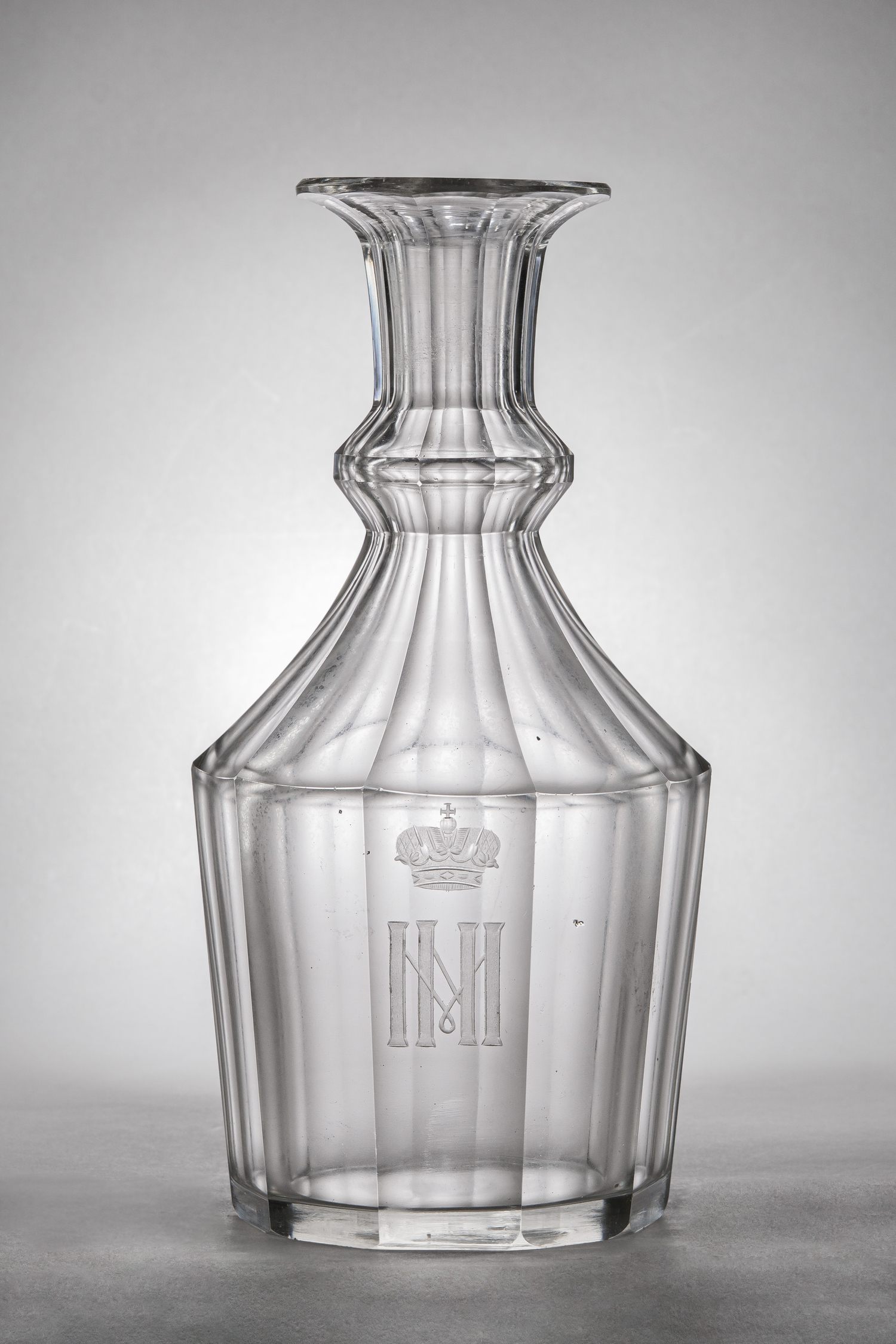 (ИСЗ) Графин из сервиза великого князя Михаила Николаевича. Россия, Императорский стеклянный завод, последняя четверть XIX века.