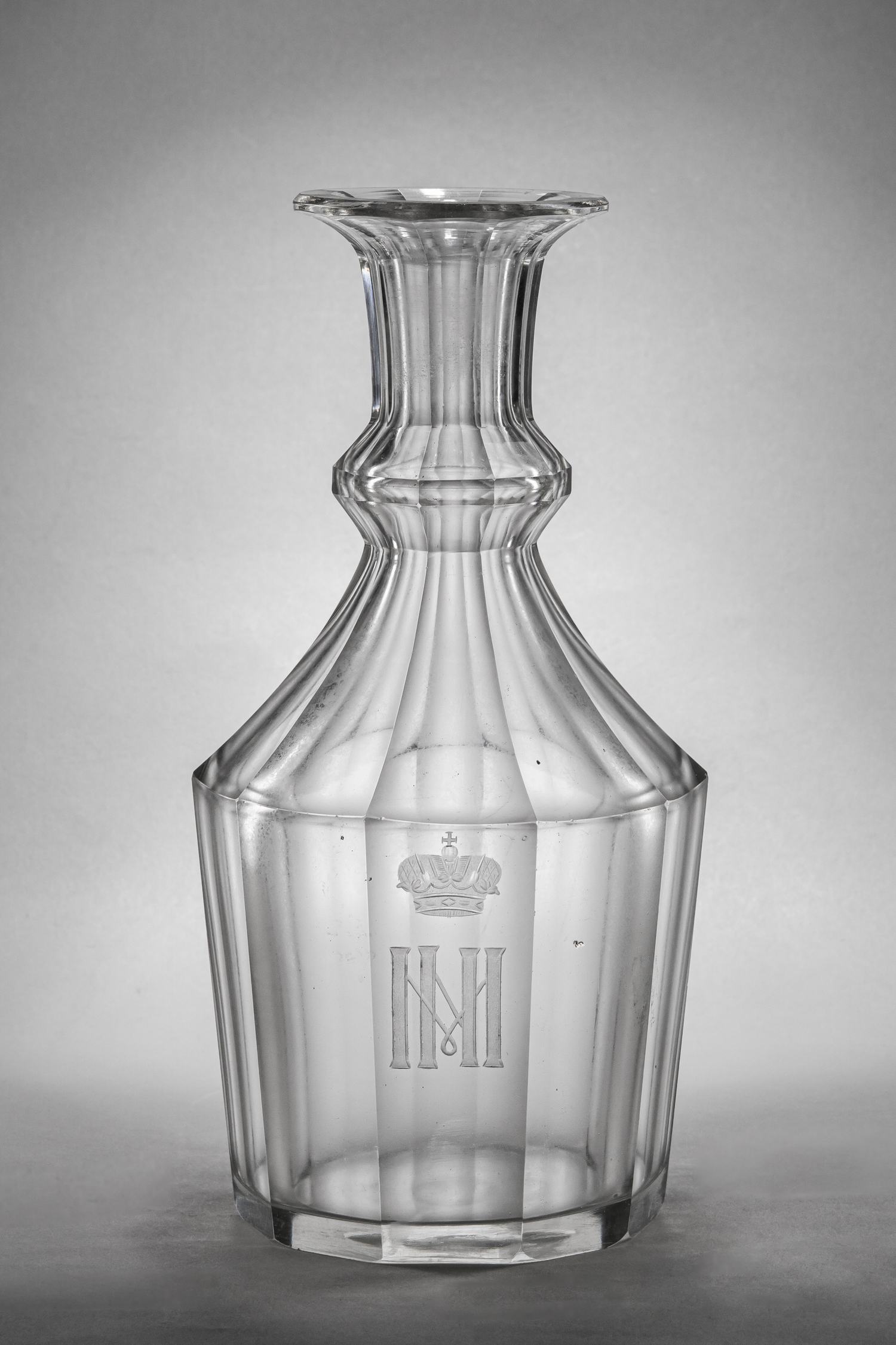 (ИСЗ) Графин из сервиза великого князя Михаила Николаевича. Россия, Императорский стеклянный завод, последняя четверть XIX века.