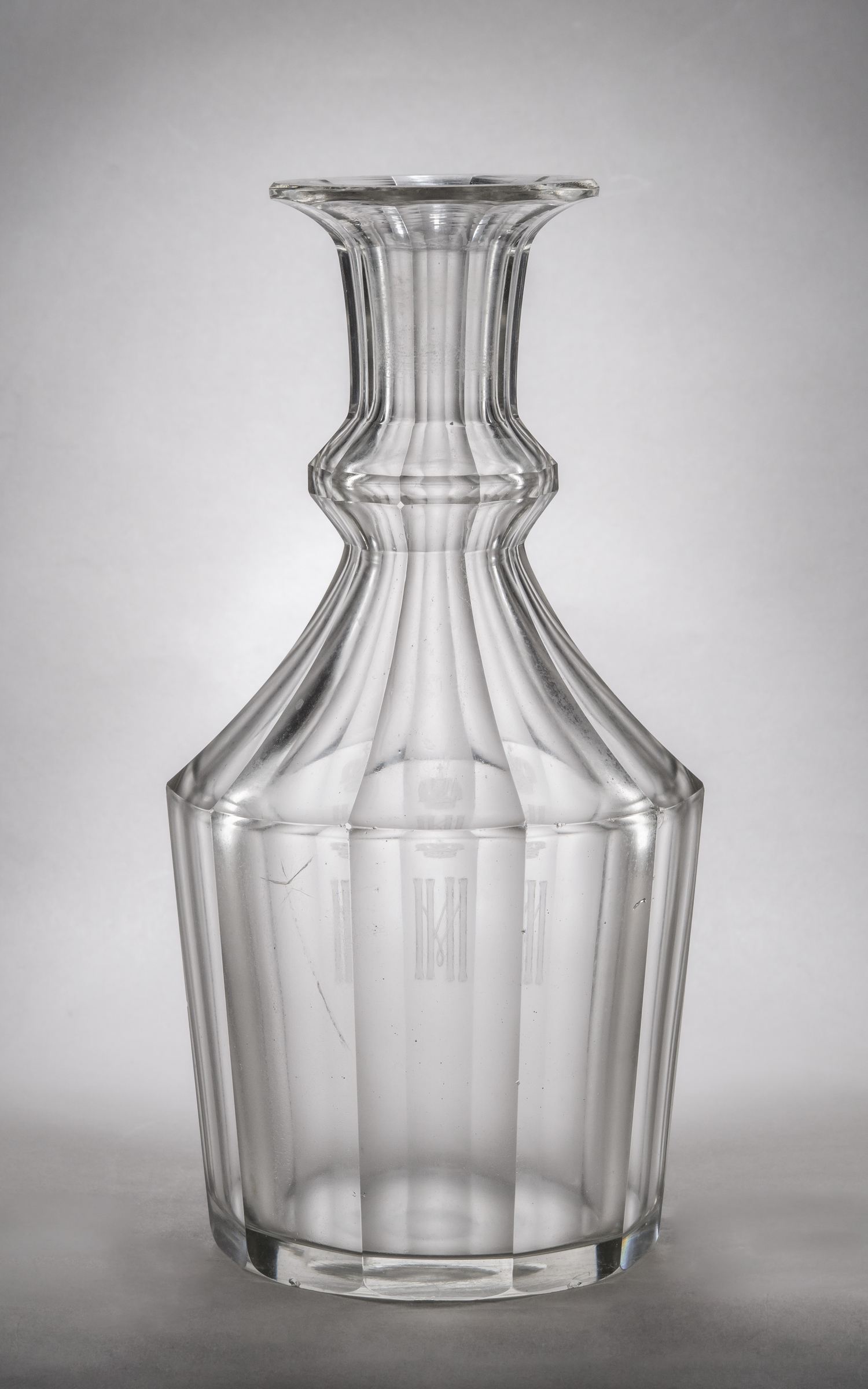 (ИСЗ) Графин из сервиза великого князя Михаила Николаевича. Россия, Императорский стеклянный завод, последняя четверть XIX века.