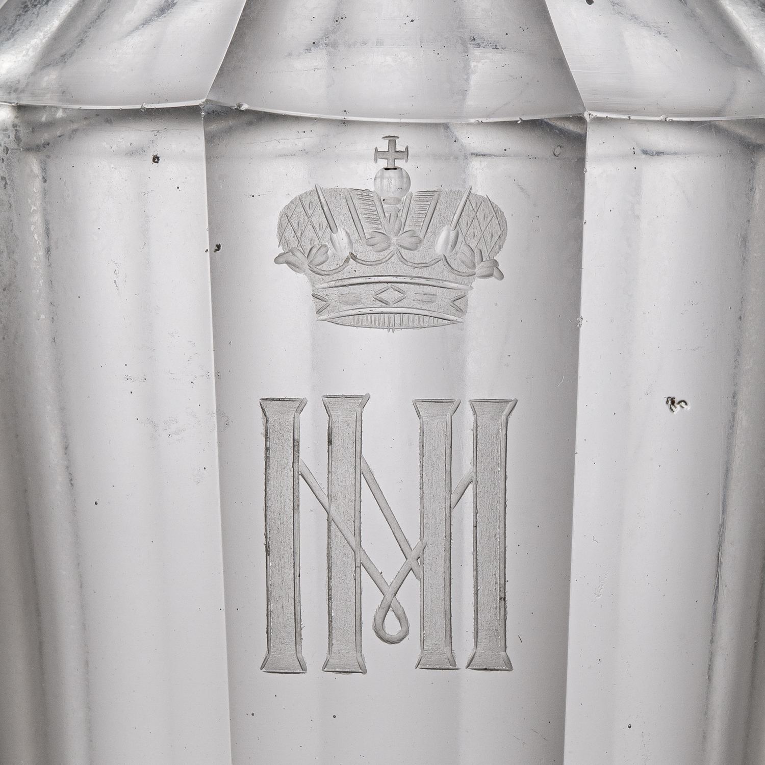 (ИСЗ) Графин из сервиза великого князя Михаила Николаевича. Россия, Императорский стеклянный завод, последняя четверть XIX века.