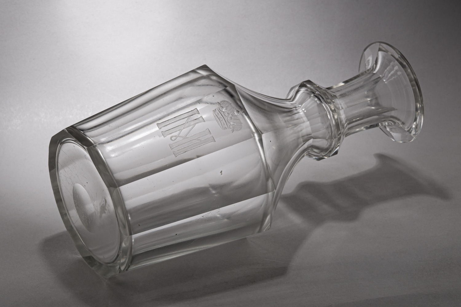 (ИСЗ) Графин из сервиза великого князя Михаила Николаевича. Россия, Императорский стеклянный завод, последняя четверть XIX века.