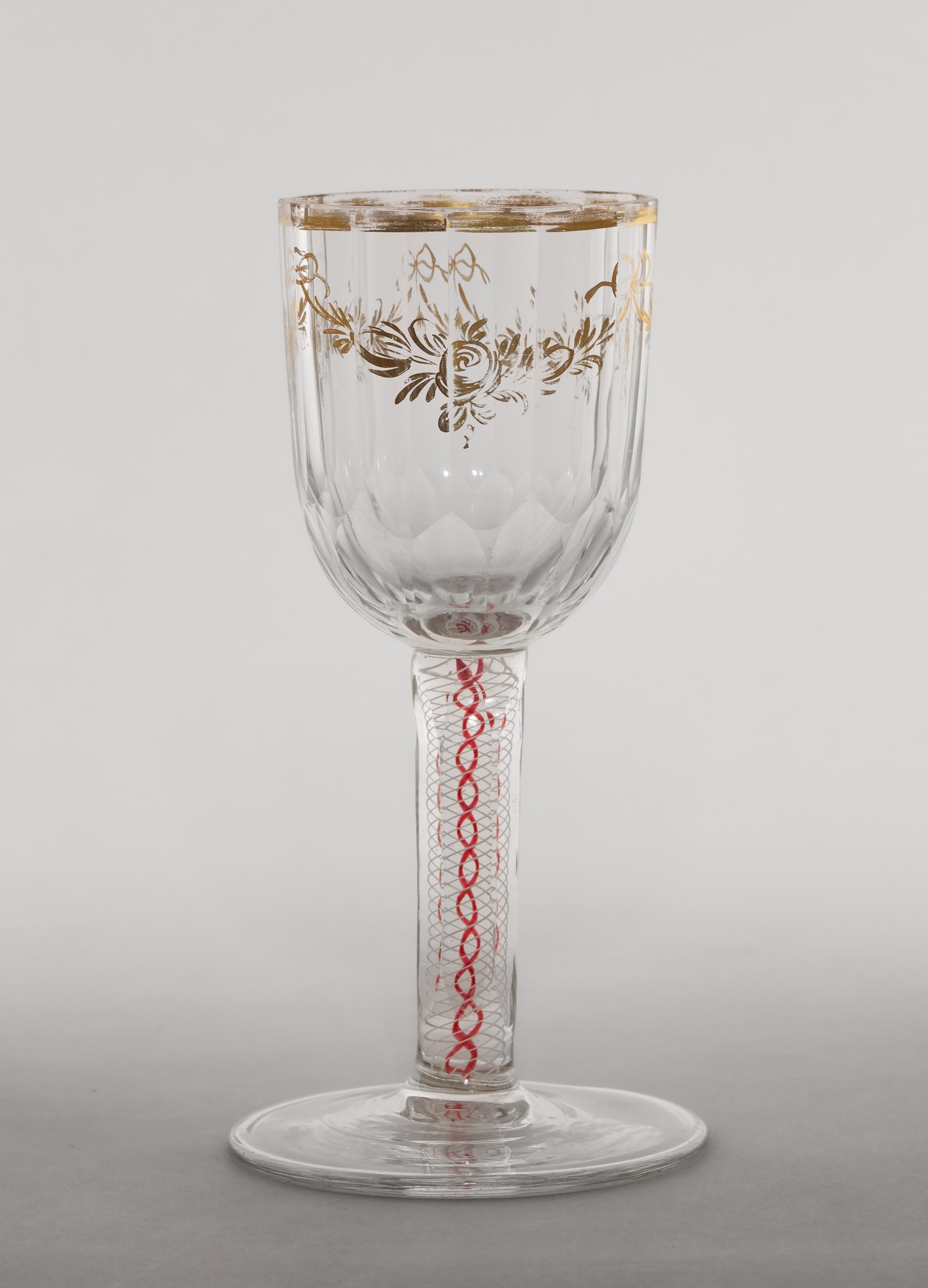 (С экспертизой) Рюмка с филигранью с росписью цветочными гирляндами. <br>Россия, Императорский завод, конец 1790 – начало 1800.