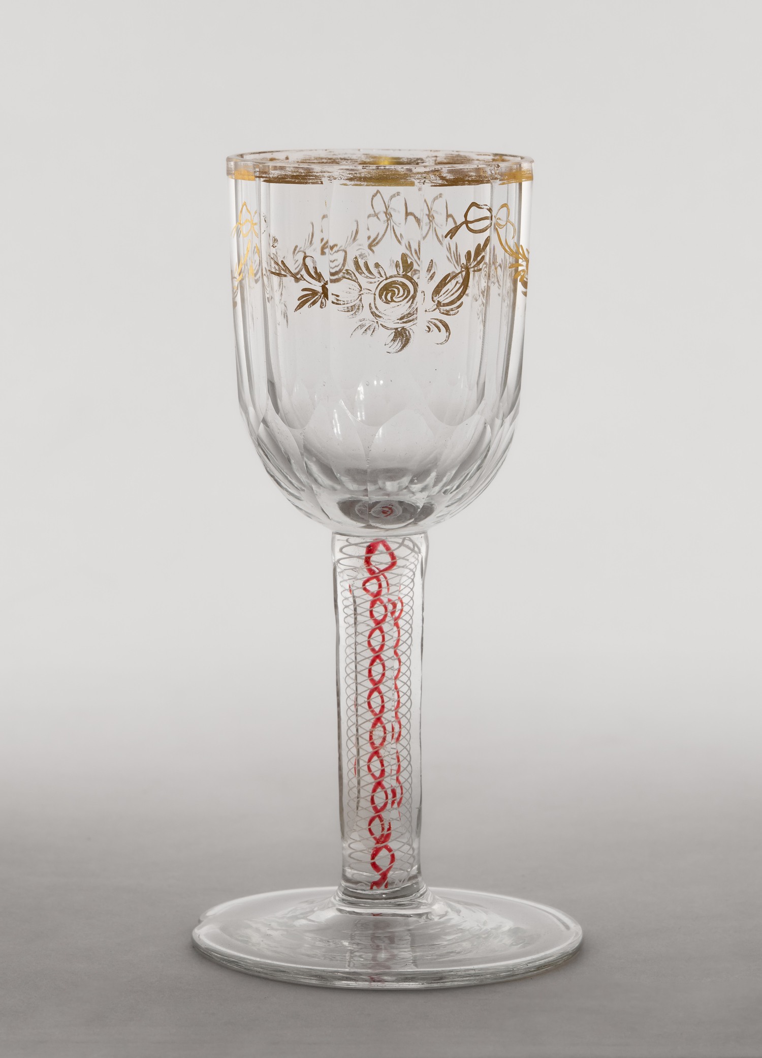 (С экспертизой) Рюмка с филигранью с росписью цветочными гирляндами. <br>Россия, Императорский завод, конец 1790 – начало 1800.