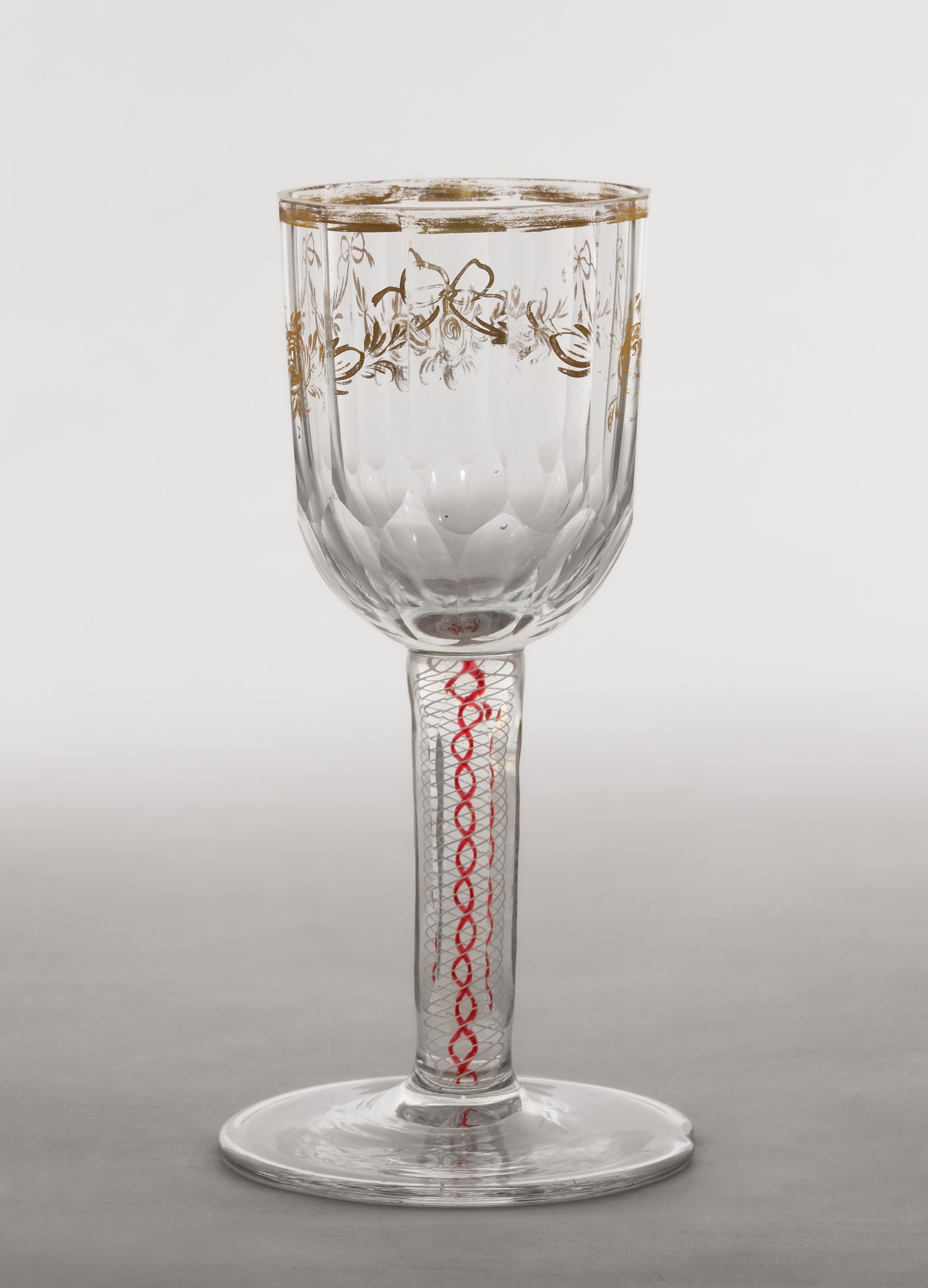 (С экспертизой) Рюмка с филигранью с росписью цветочными гирляндами. <br>Россия, Императорский завод, конец 1790 – начало 1800.