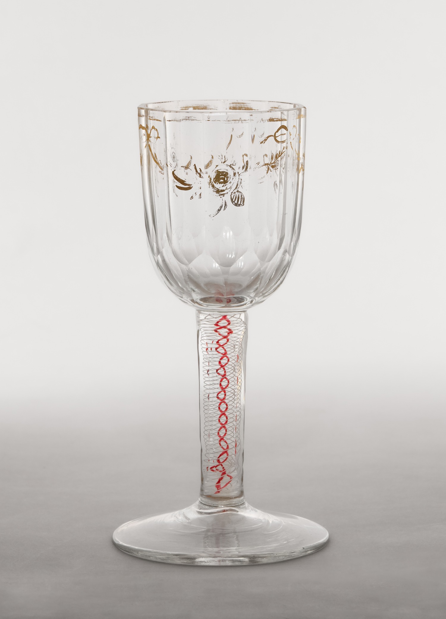 (С экспертизой) Рюмка с филигранью и росписью цветочными гирляндами. 
Россия, Императорский завод, конец 1790 – начало 1800.