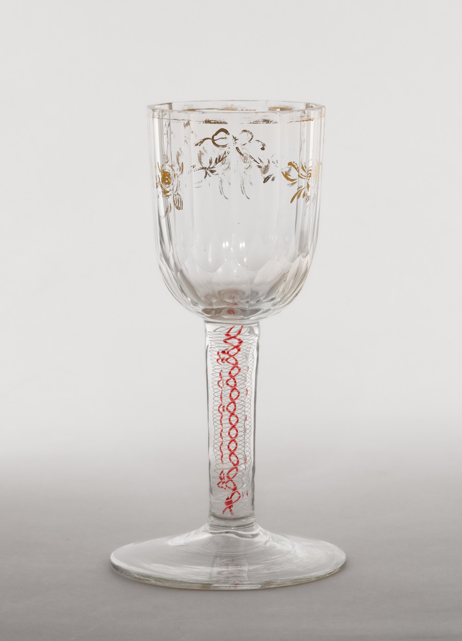 (С экспертизой) Рюмка с филигранью и росписью цветочными гирляндами. 
Россия, Императорский завод, конец 1790 – начало 1800.