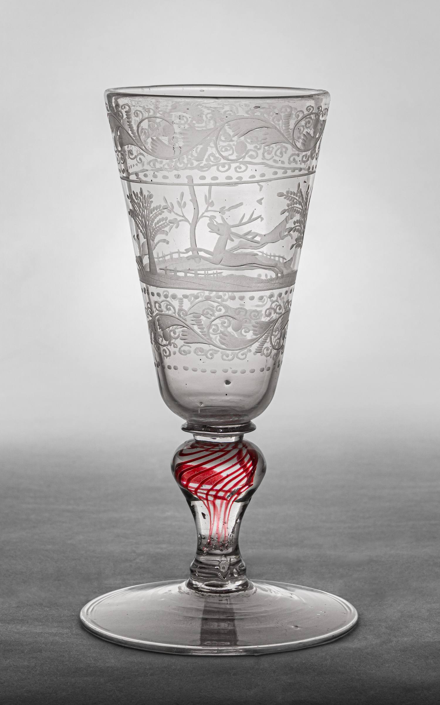 (С экспертизой) Бокал со сценами охоты.
Россия, Ямбургский или Петербургский завод , 1720-30-е годы.