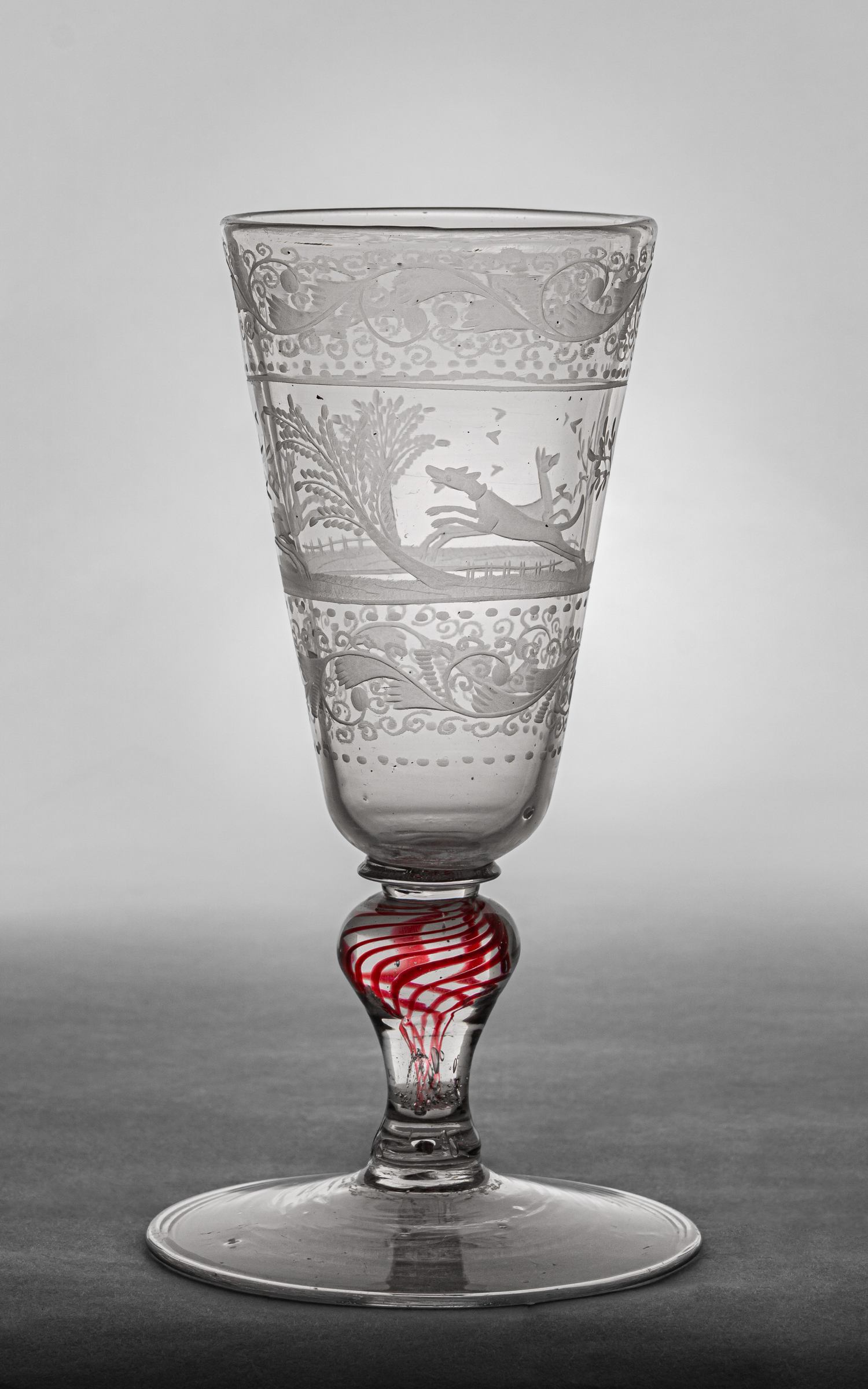 (С экспертизой) Бокал со сценами охоты.
Россия, Ямбургский или Петербургский завод , 1720-30-е годы.