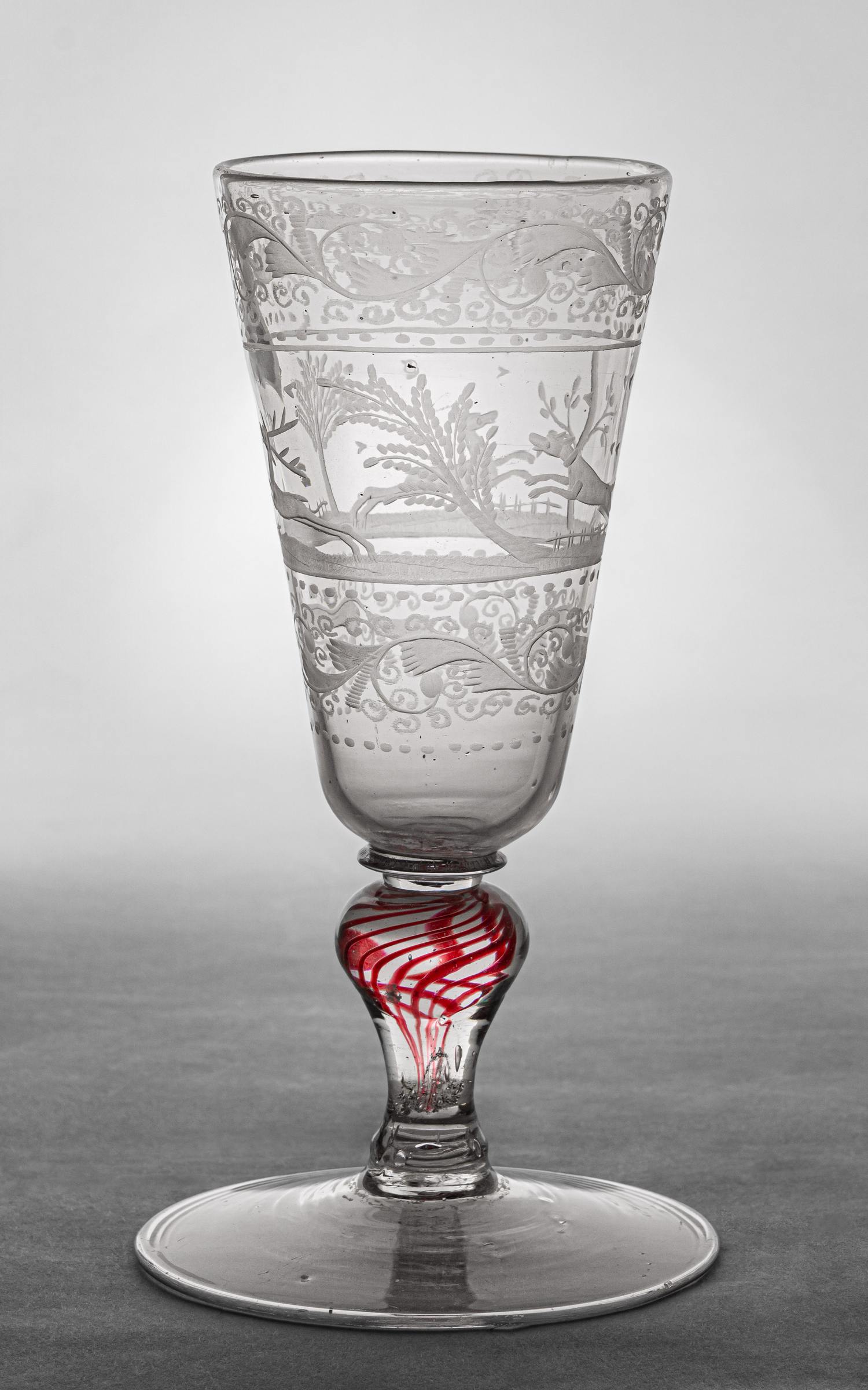 (С экспертизой) Бокал со сценами охоты.
Россия, Ямбургский или Петербургский завод , 1720-30-е годы.