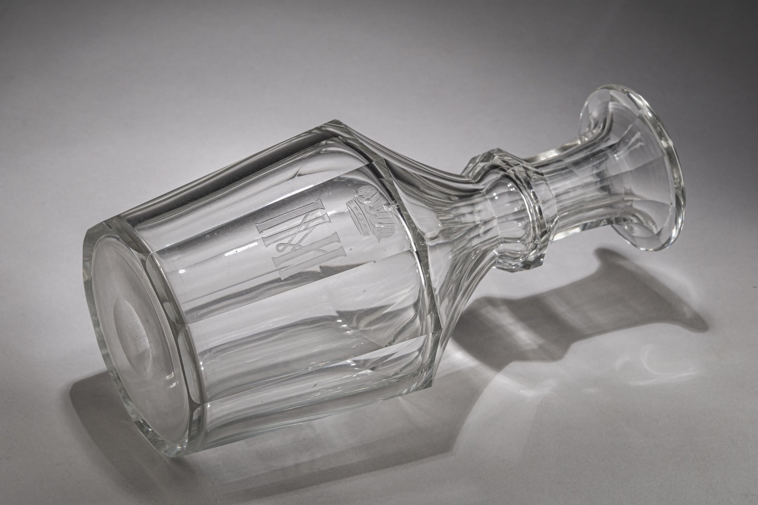 (ИСЗ) Графин из сервиза великого князя Михаила Николаевича. Россия, Императорский стеклянный завод, последняя четверть XIX века.