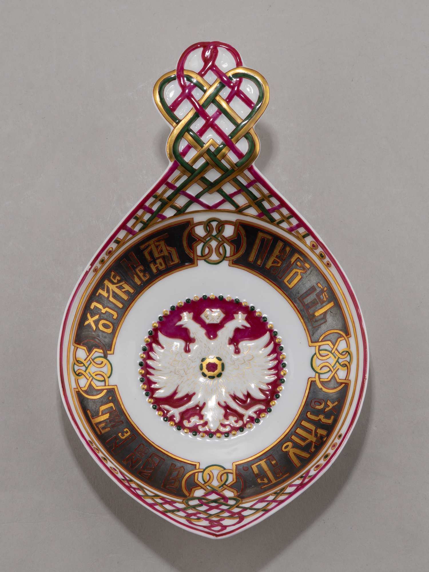 (И.А. Гальнбек. Корниловы) Ковш с  пословицей «Пирог ешь – хозяйку тешь, а вина не пить – хозяина не любить».
Россия, Санкт-Петербург, Завод братьев Корниловых, 1884–1917 годы.