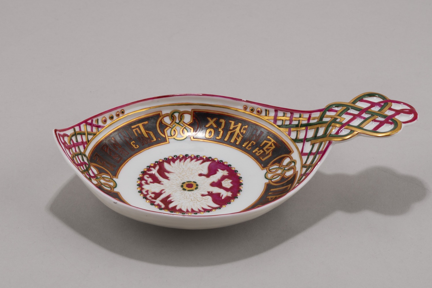 (И.А. Гальнбек. Корниловы) Ковш с  пословицей «Пирог ешь – хозяйку тешь, а вина не пить – хозяина не любить».
Россия, Санкт-Петербург, Завод братьев Корниловых, 1884–1917 годы.