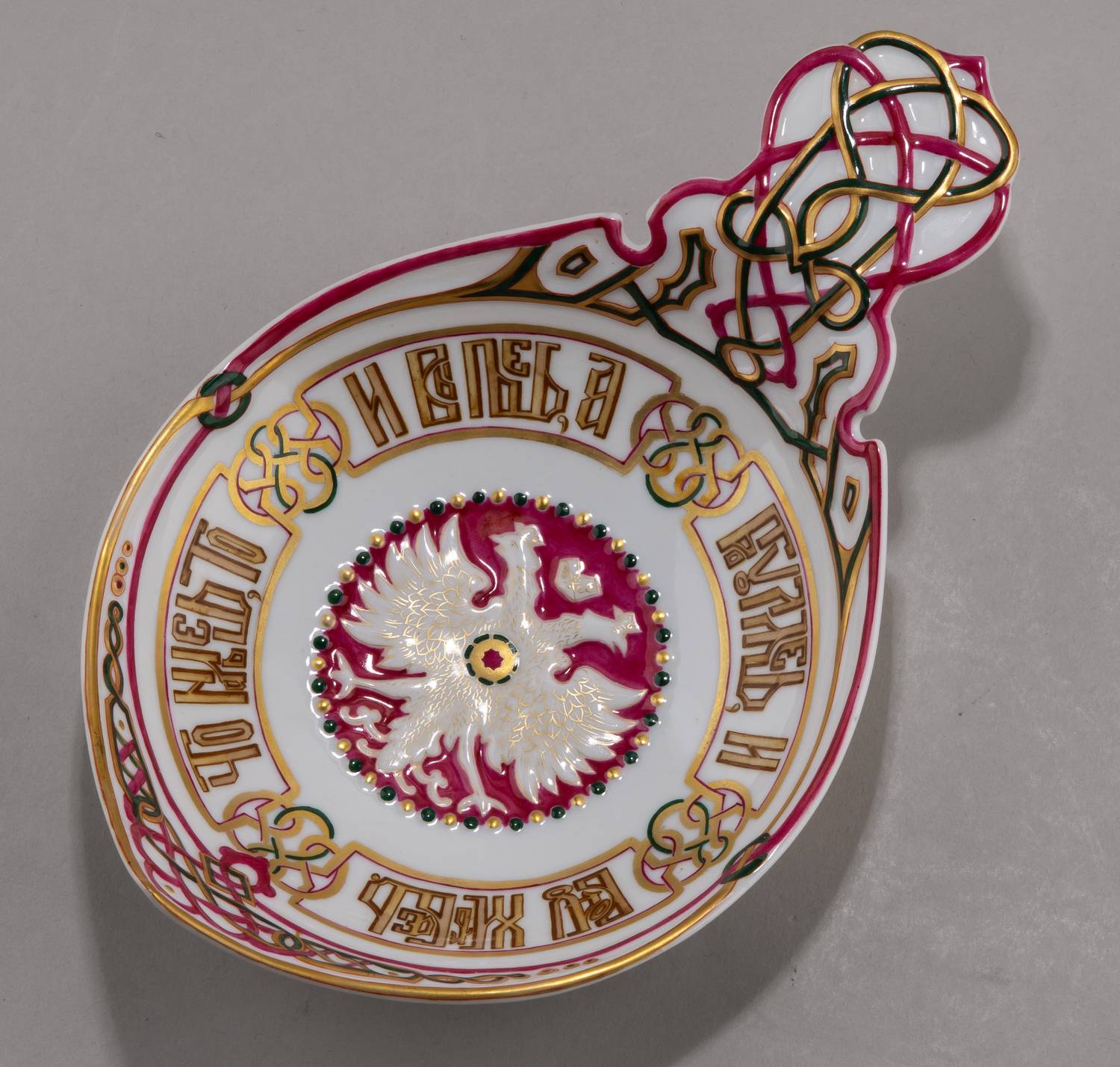 (И.А. Гальнбек. Корниловы) Ковш в русском стиле с пословицей «Что нальешь, то и выпьешь, а погуляешь – и воду хлебаешь».
Россия, Санкт-Петербург, Завод братьев Корниловых, 1884–1917 годы.