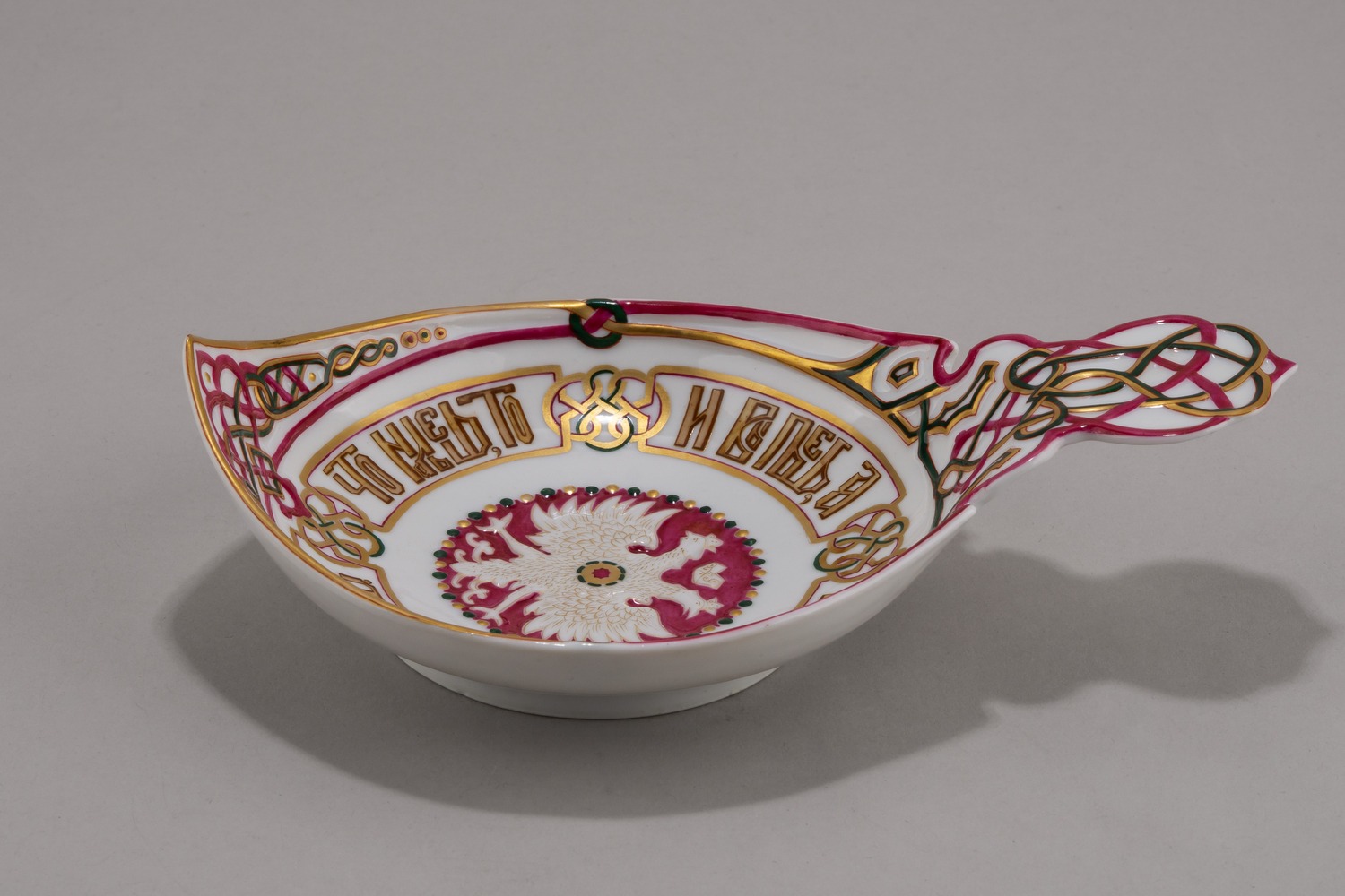 (И.А. Гальнбек. Корниловы) Ковш в русском стиле с пословицей «Что нальешь, то и выпьешь, а погуляешь – и воду хлебаешь».
Россия, Санкт-Петербург, Завод братьев Корниловых, 1884–1917 годы.