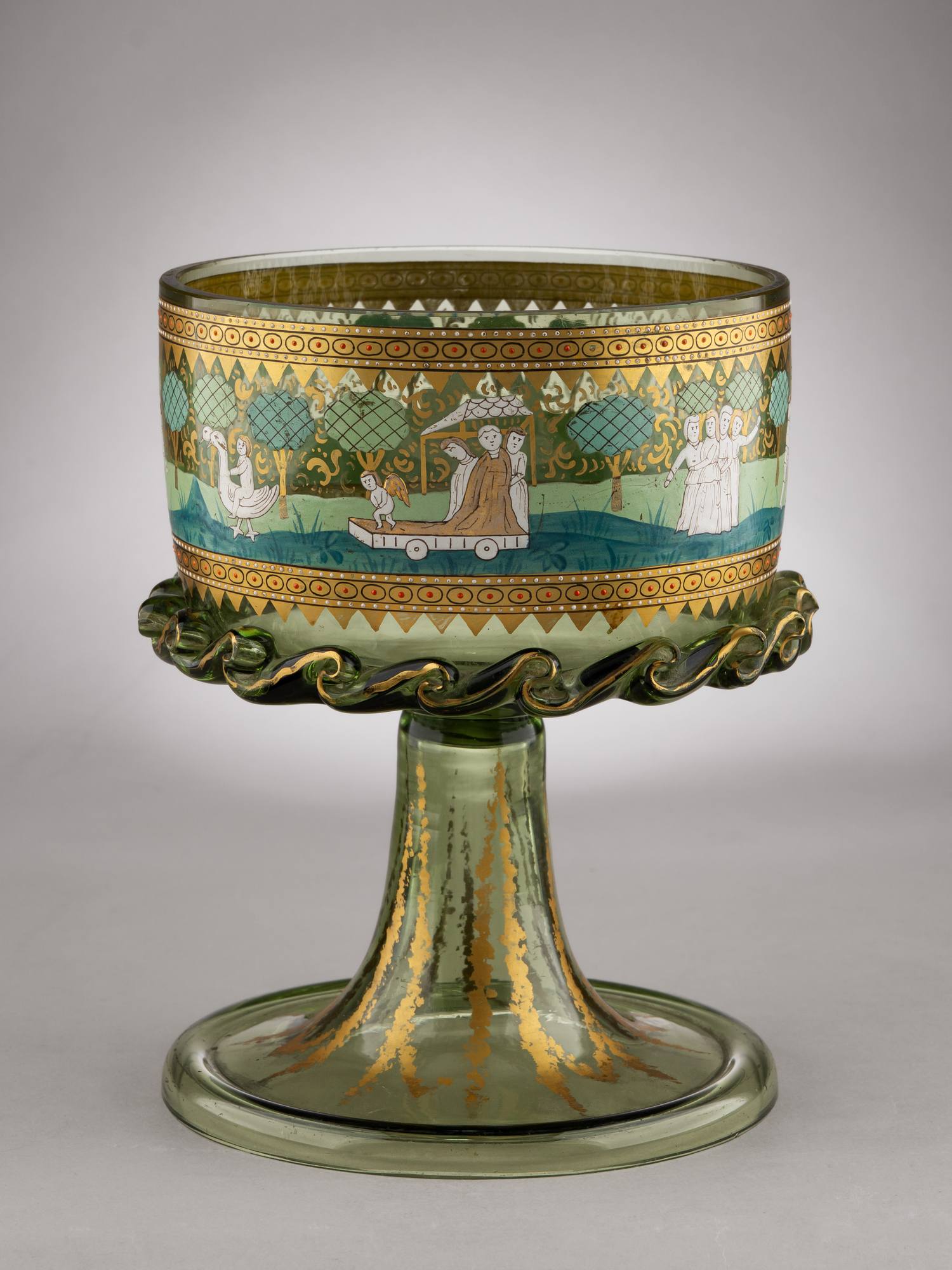 Чаша зеленого стекла с изображением мифологического шествия.
Вармбрунн, Силезия, компания Фрица Хеккерта (по венецианской вазе второй половины XV века), 1880-1890-е годы.