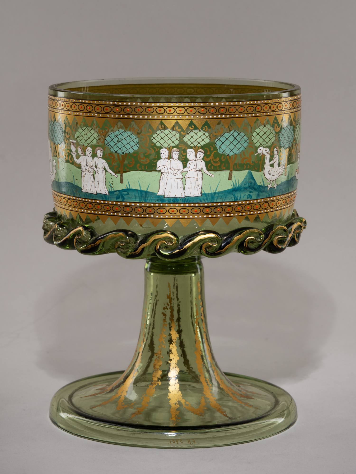 Чаша зеленого стекла с изображением мифологического шествия.
Вармбрунн, Силезия, компания Фрица Хеккерта (по венецианской вазе второй половины XV века), 1880-1890-е годы.