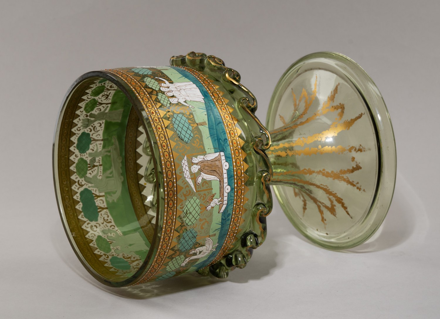 Чаша зеленого стекла с изображением мифологического шествия.
Вармбрунн, Силезия, компания Фрица Хеккерта (по венецианской вазе второй половины XV века), 1880-1890-е годы.