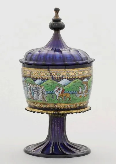 Чаша зеленого стекла с изображением мифологического шествия.
Вармбрунн, Силезия, компания Фрица Хеккерта (по венецианской вазе второй половины XV века), 1880-1890-е годы.