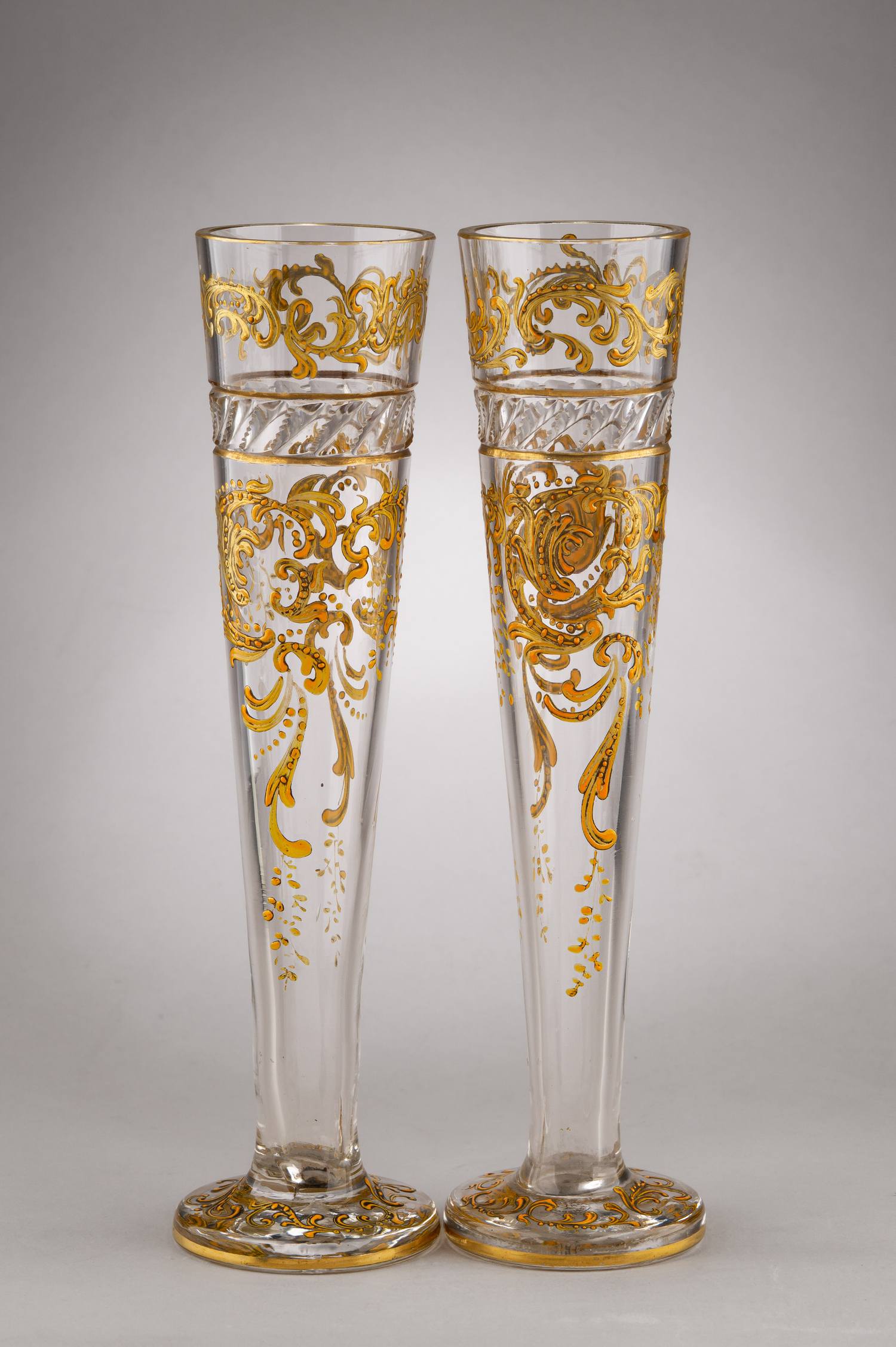 (Мозер) Два кубка для шампанского с росписью золотом и эмалью. 
Австрия, Карловы Вары, фабрика Мозер (Moser), 1895–1918 годы.