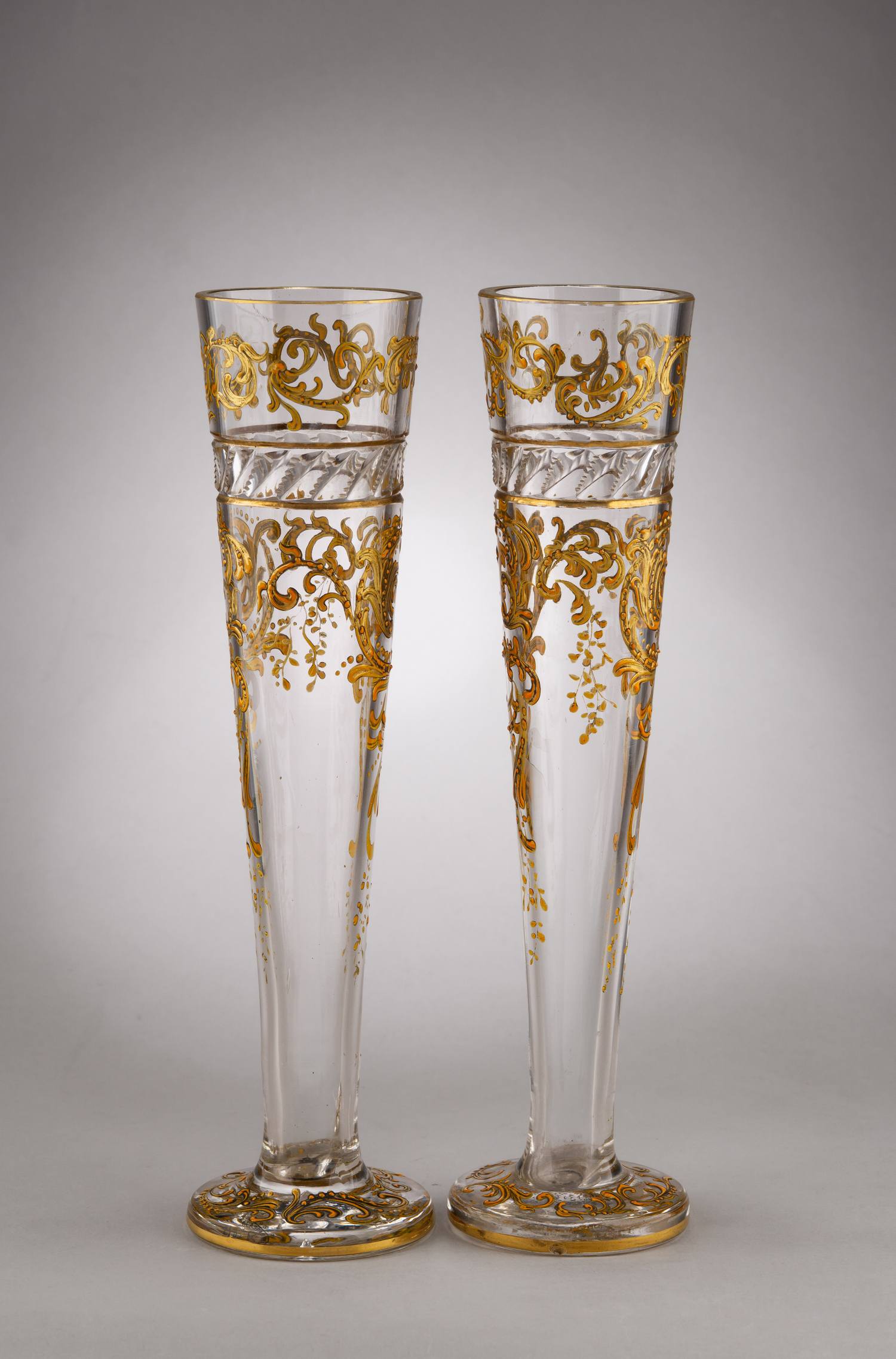 (Мозер) Два кубка для шампанского с росписью золотом и эмалью. 
Австрия, Карловы Вары, фабрика Мозер (Moser), 1895–1918 годы.