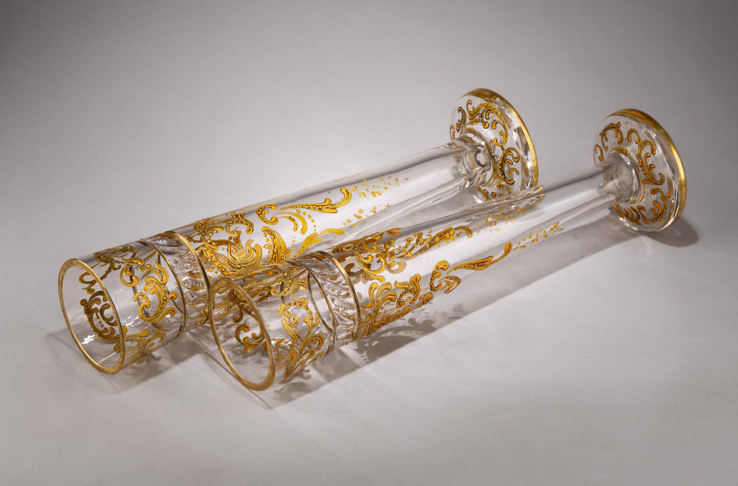 (Мозер) Два кубка для шампанского с росписью золотом и эмалью. 
Австрия, Карловы Вары, фабрика Мозер (Moser), 1895–1918 годы.