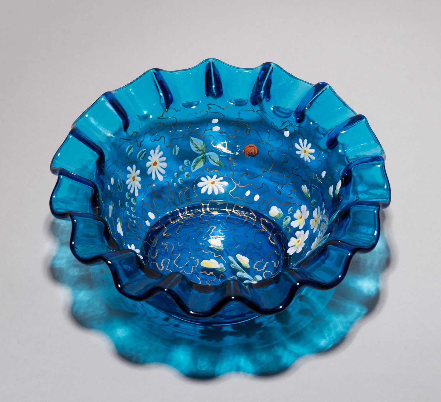 Вазочка с изображением цветов и насекомых. 
Россия, вторая половина XIX века.