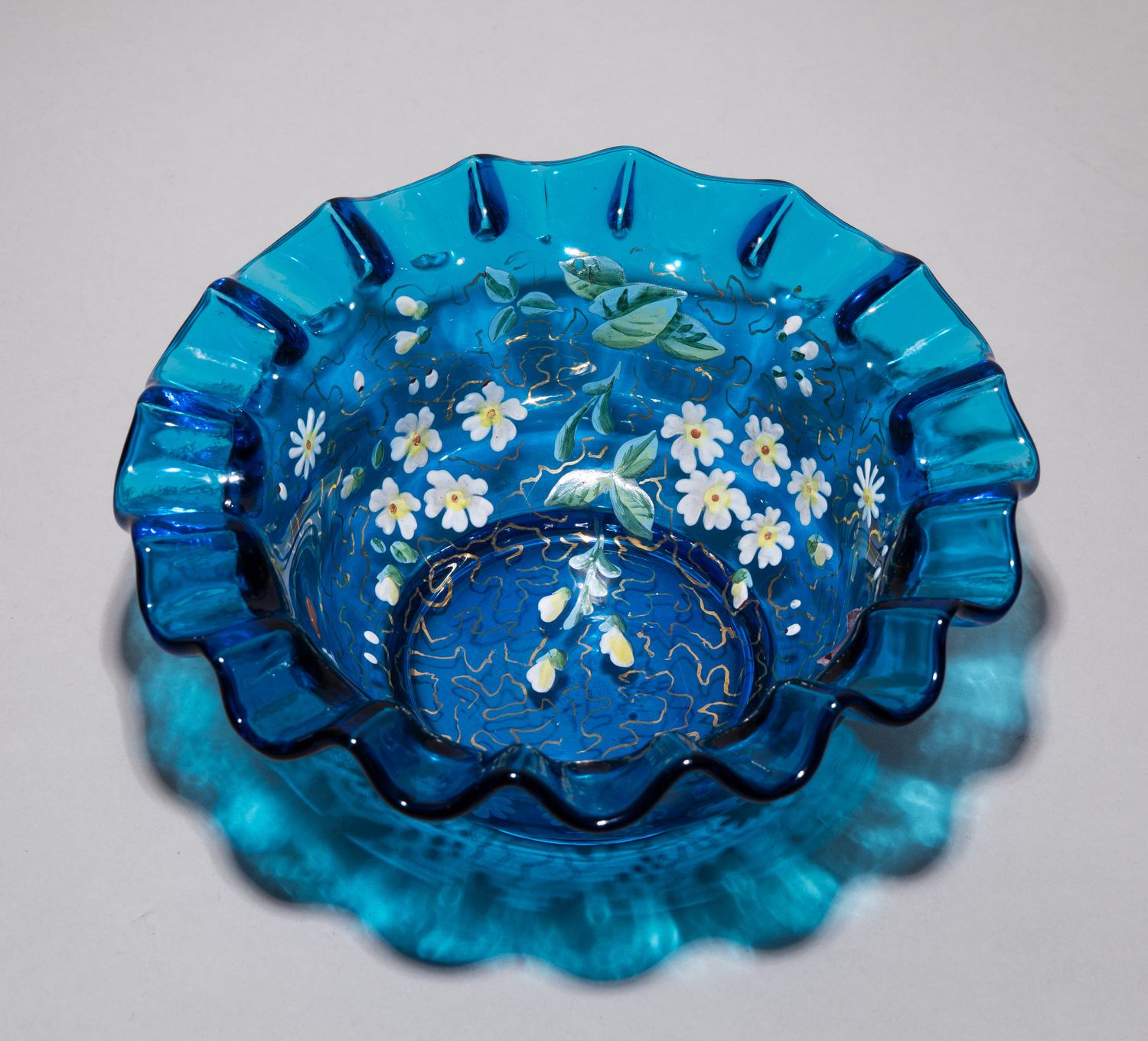 Вазочка с изображением цветов и насекомых. 
Россия, вторая половина XIX века.