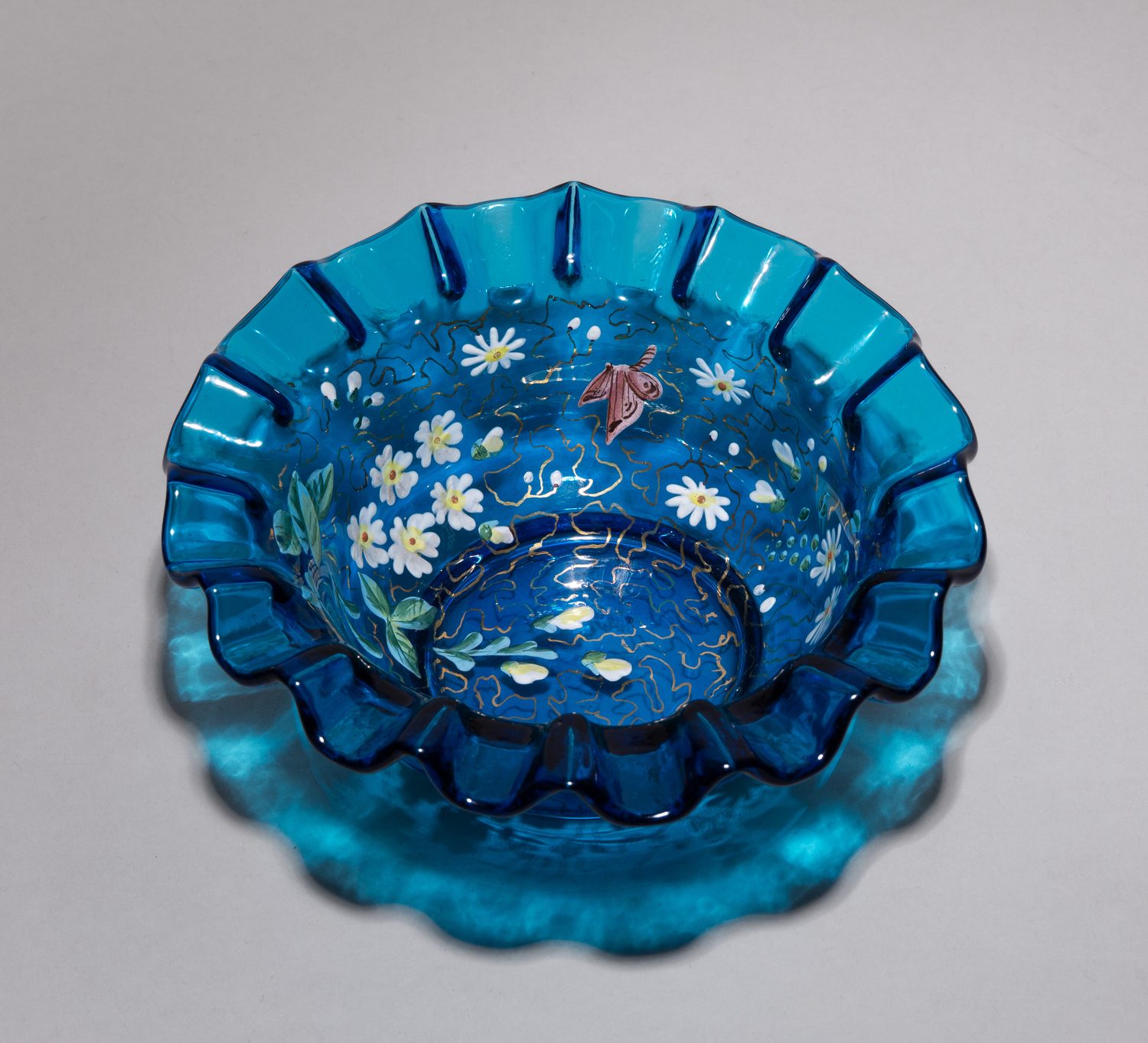 Вазочка с изображением цветов и насекомых. 
Россия, вторая половина XIX века.