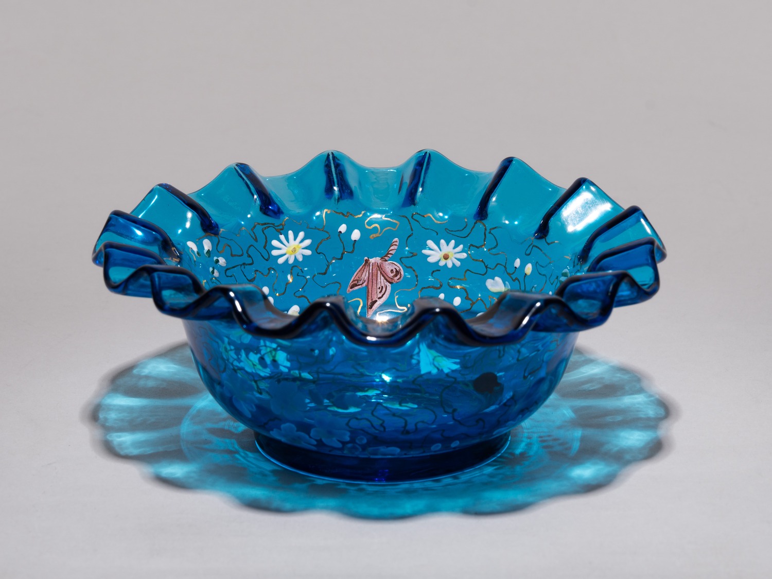 Вазочка с изображением цветов и насекомых. 
Россия, вторая половина XIX века.