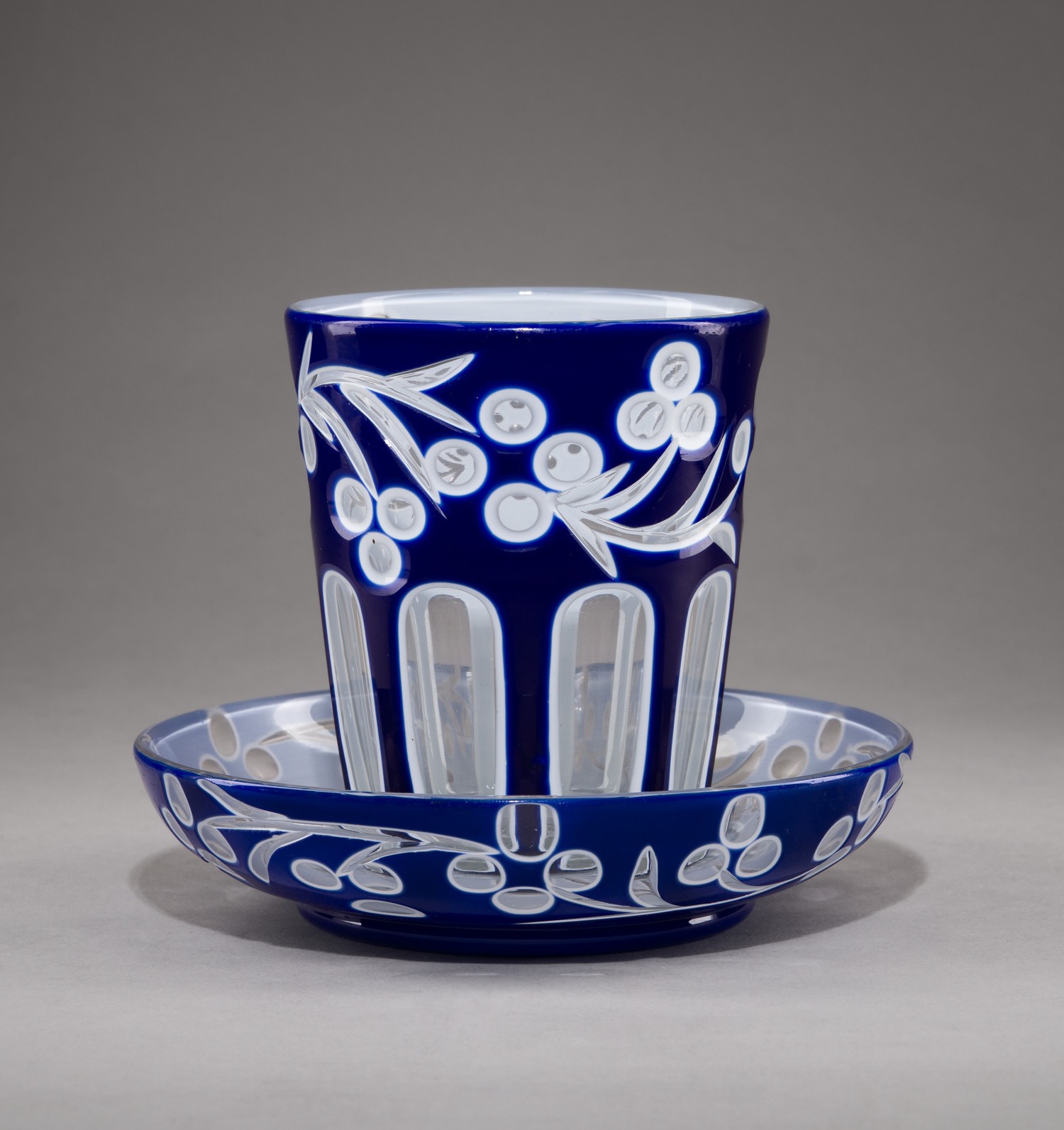 Стакан с блюдцем из трехслойного стекла.
Россия, Николо-Бахметевский стеклянный завод, середина XIX века.