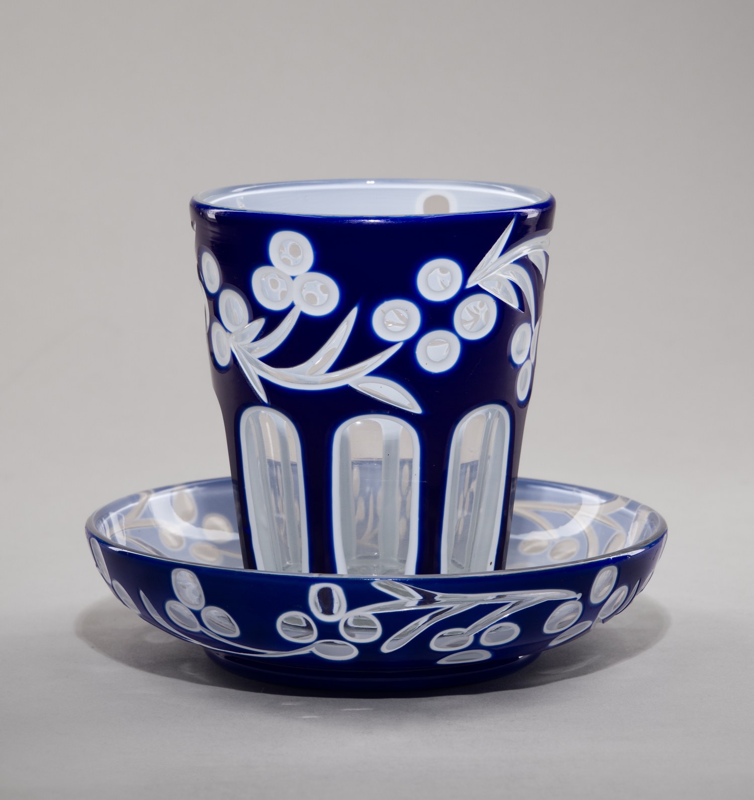 Стакан с блюдцем из трехслойного стекла.
Россия, Николо-Бахметевский стеклянный завод, середина XIX века.