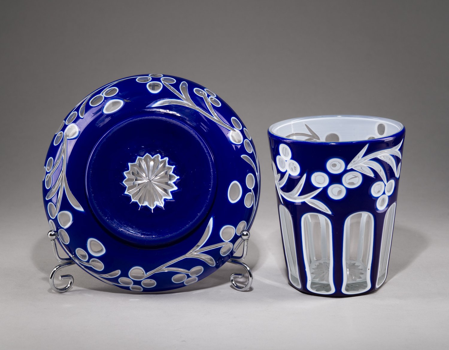 Стакан с блюдцем из трехслойного стекла.
Россия, Николо-Бахметевский стеклянный завод, середина XIX века.