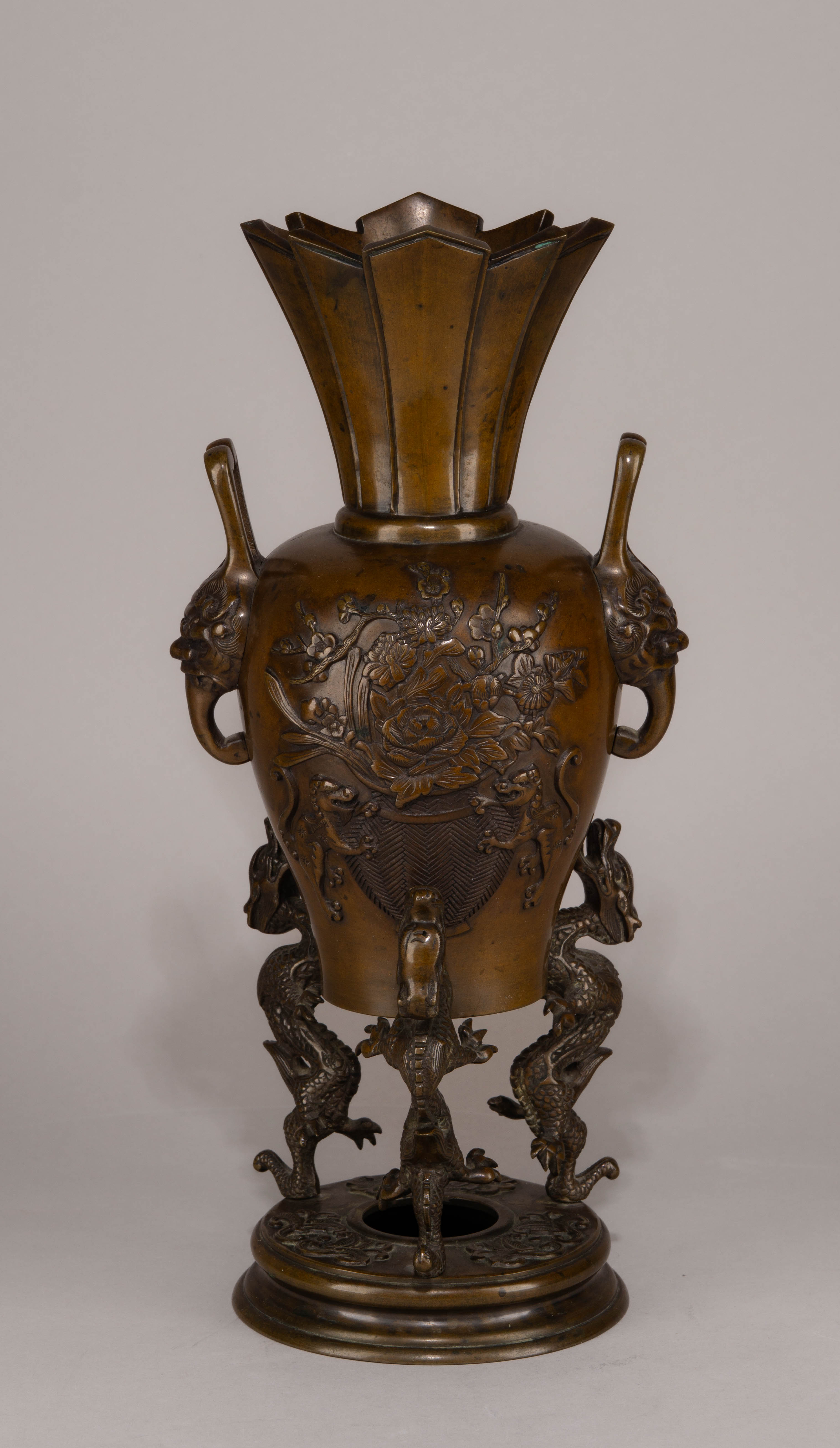 (С экспертизой) Бронзовая ваза «Драконы». 
Япония, 1920-1930 годы.