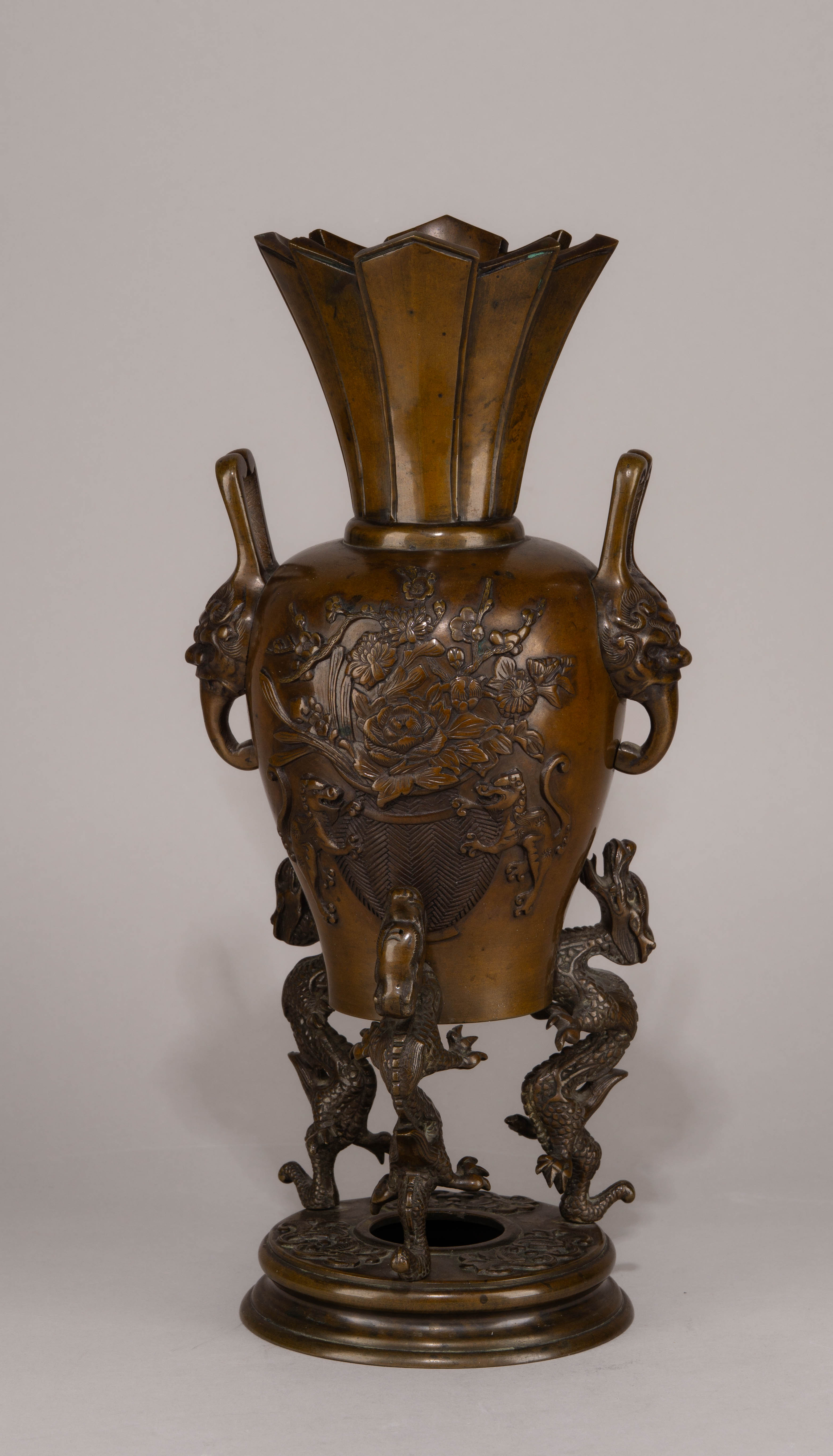 (С экспертизой) Бронзовая ваза «Драконы». 
Япония, 1920-1930 годы.