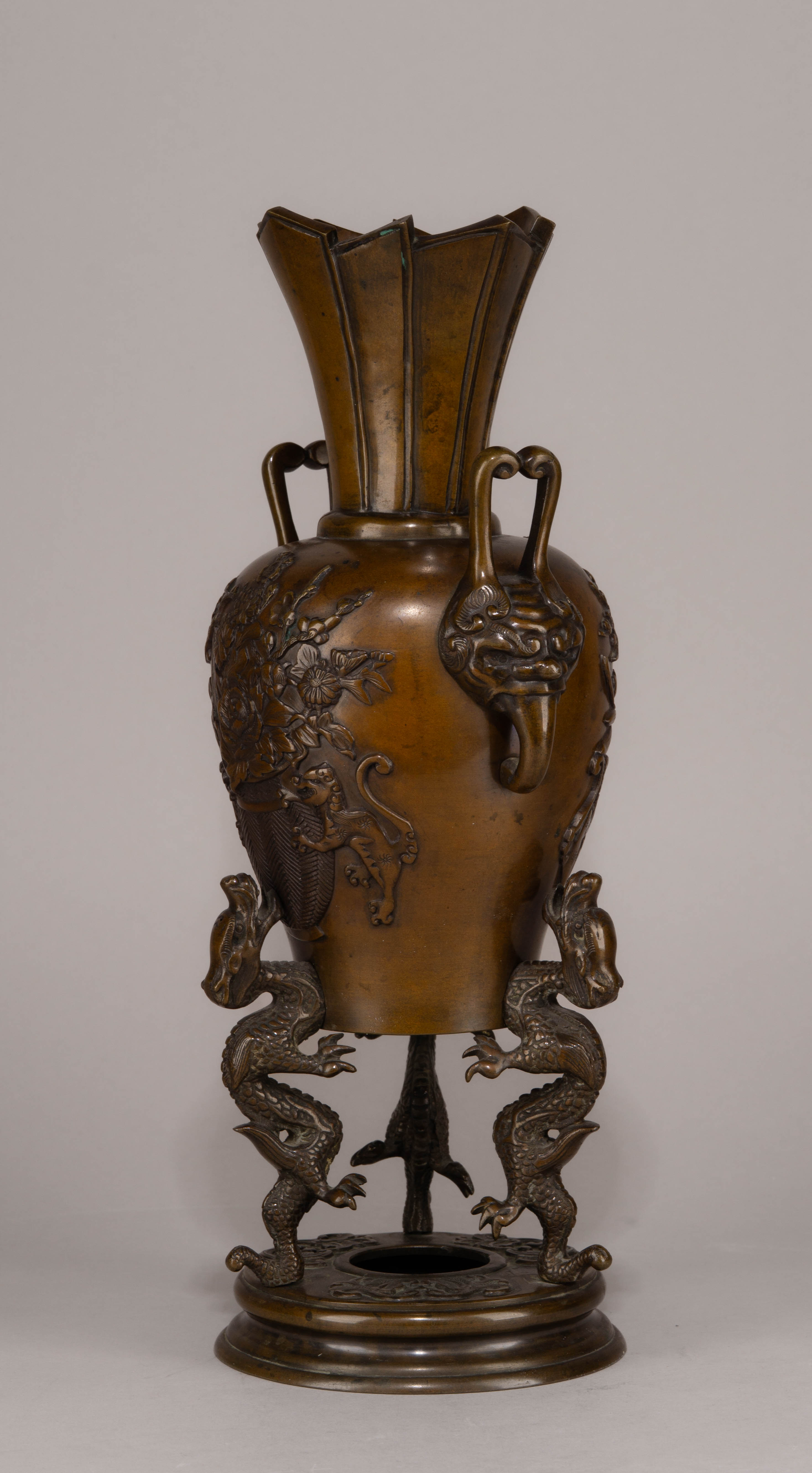 (С экспертизой) Бронзовая ваза «Драконы». 
Япония, 1920-1930 годы.