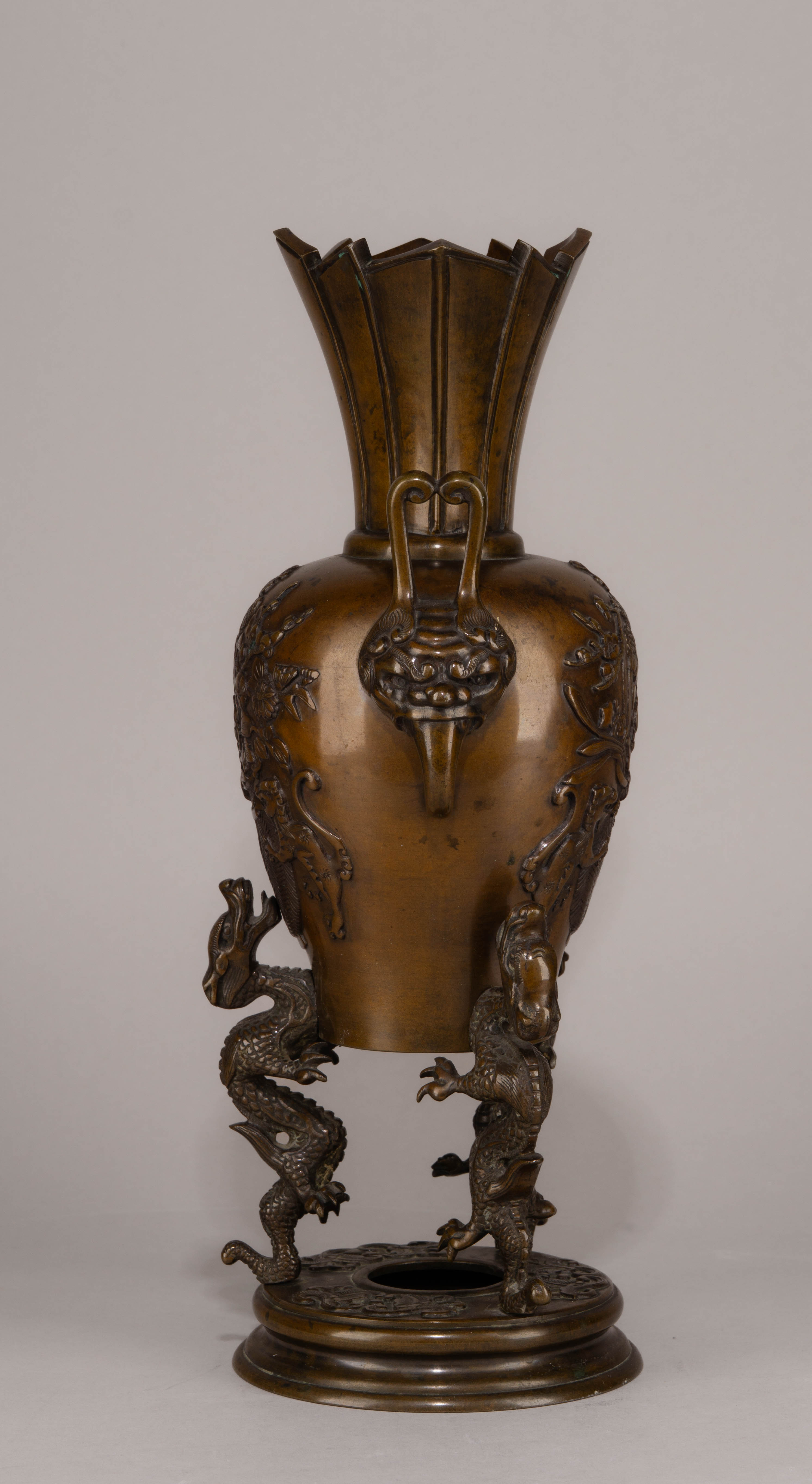 (С экспертизой) Бронзовая ваза «Драконы». 
Япония, 1920-1930 годы.
