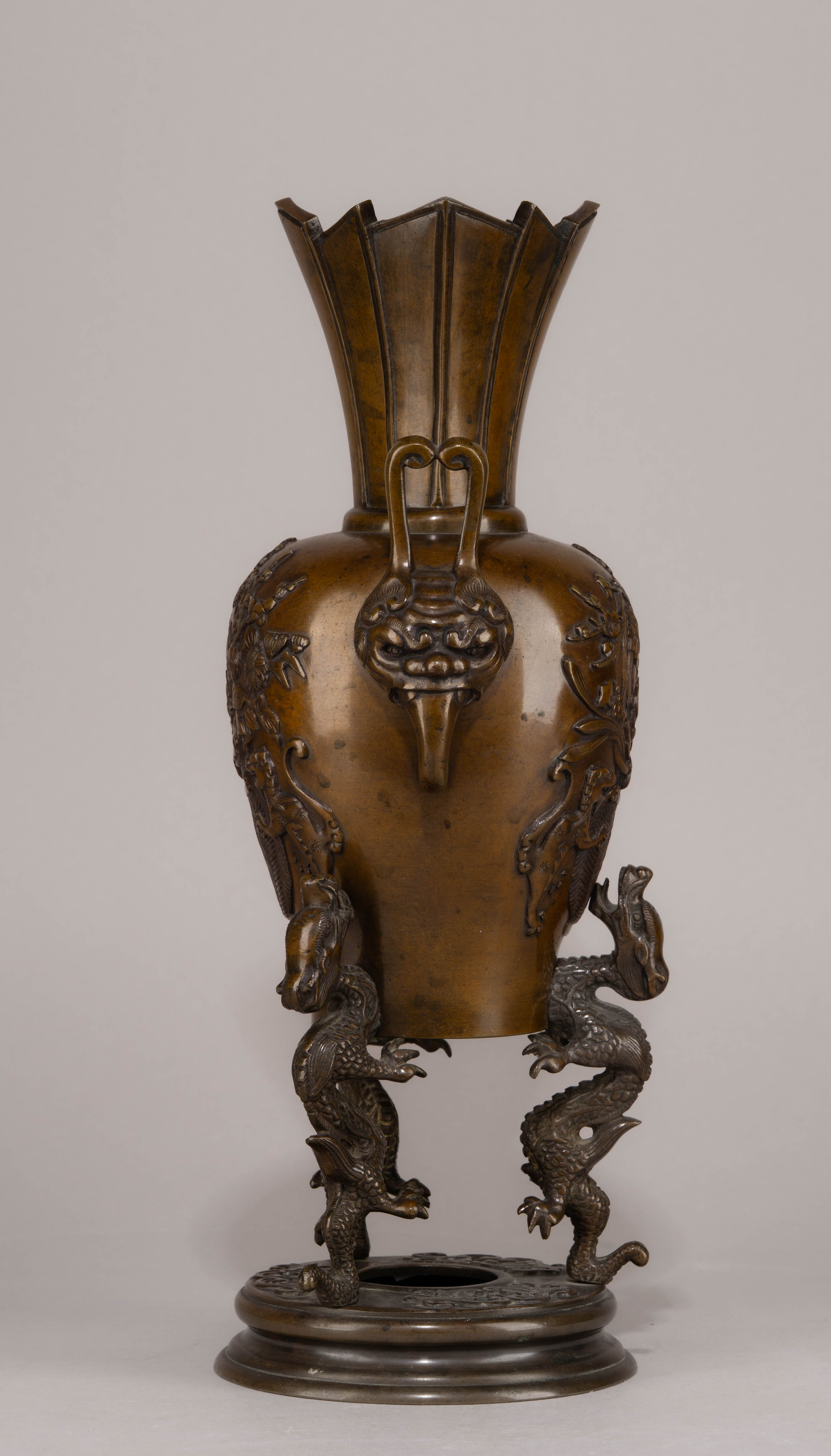(С экспертизой) Бронзовая ваза «Драконы». 
Япония, 1920-1930 годы.