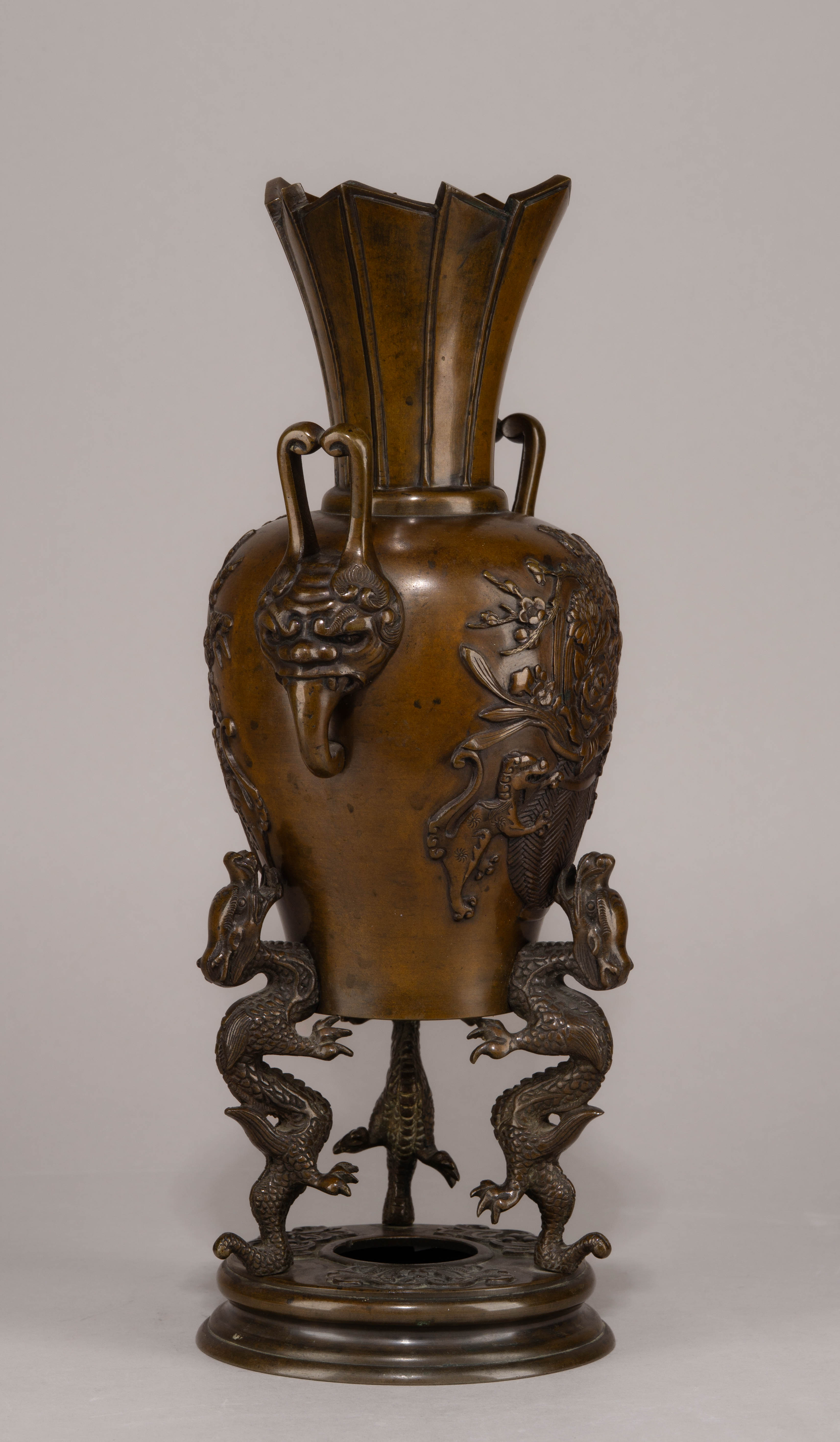(С экспертизой) Бронзовая ваза «Драконы». 
Япония, 1920-1930 годы.