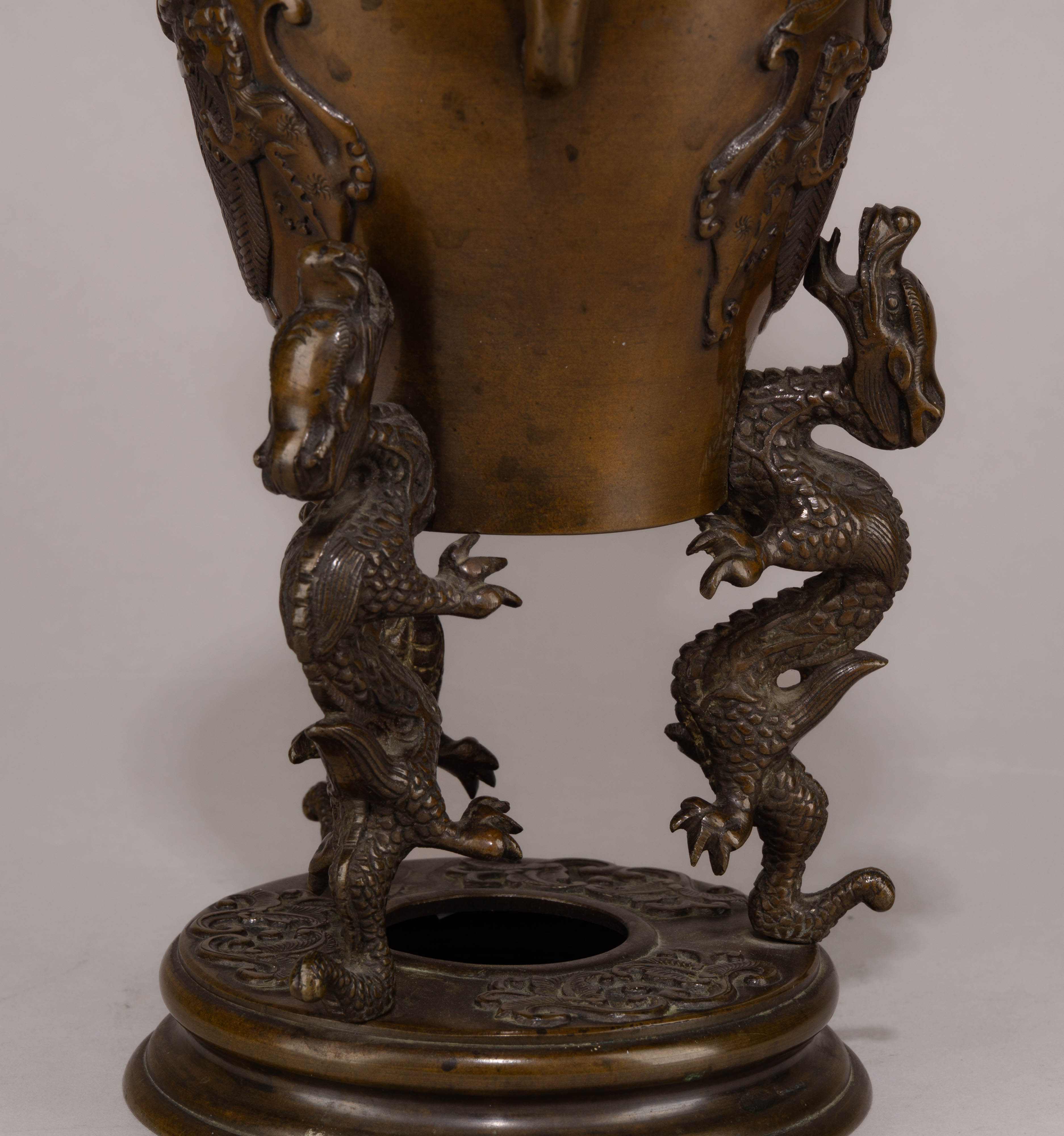 (С экспертизой) Бронзовая ваза «Драконы». 
Япония, 1920-1930 годы.