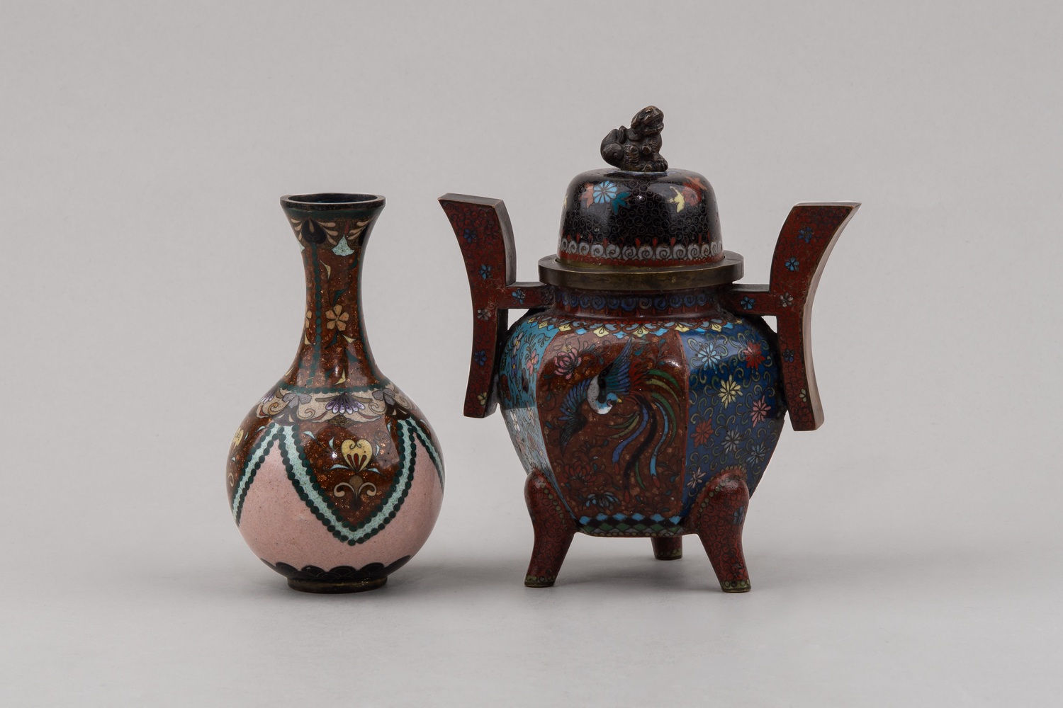 Вазочка и курильница с изображением Феникса. 
Япония, 1868–1912 (период Мэйдзи).