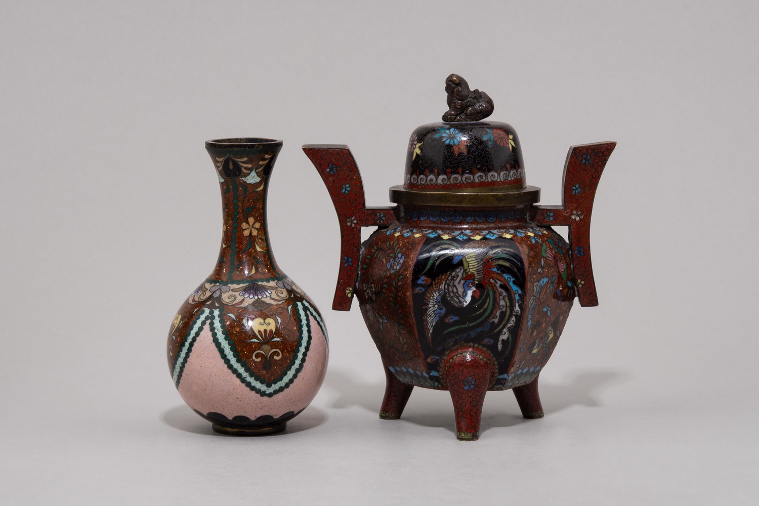 Вазочка и курильница с изображением Феникса. 
Япония, 1868–1912 (период Мэйдзи).