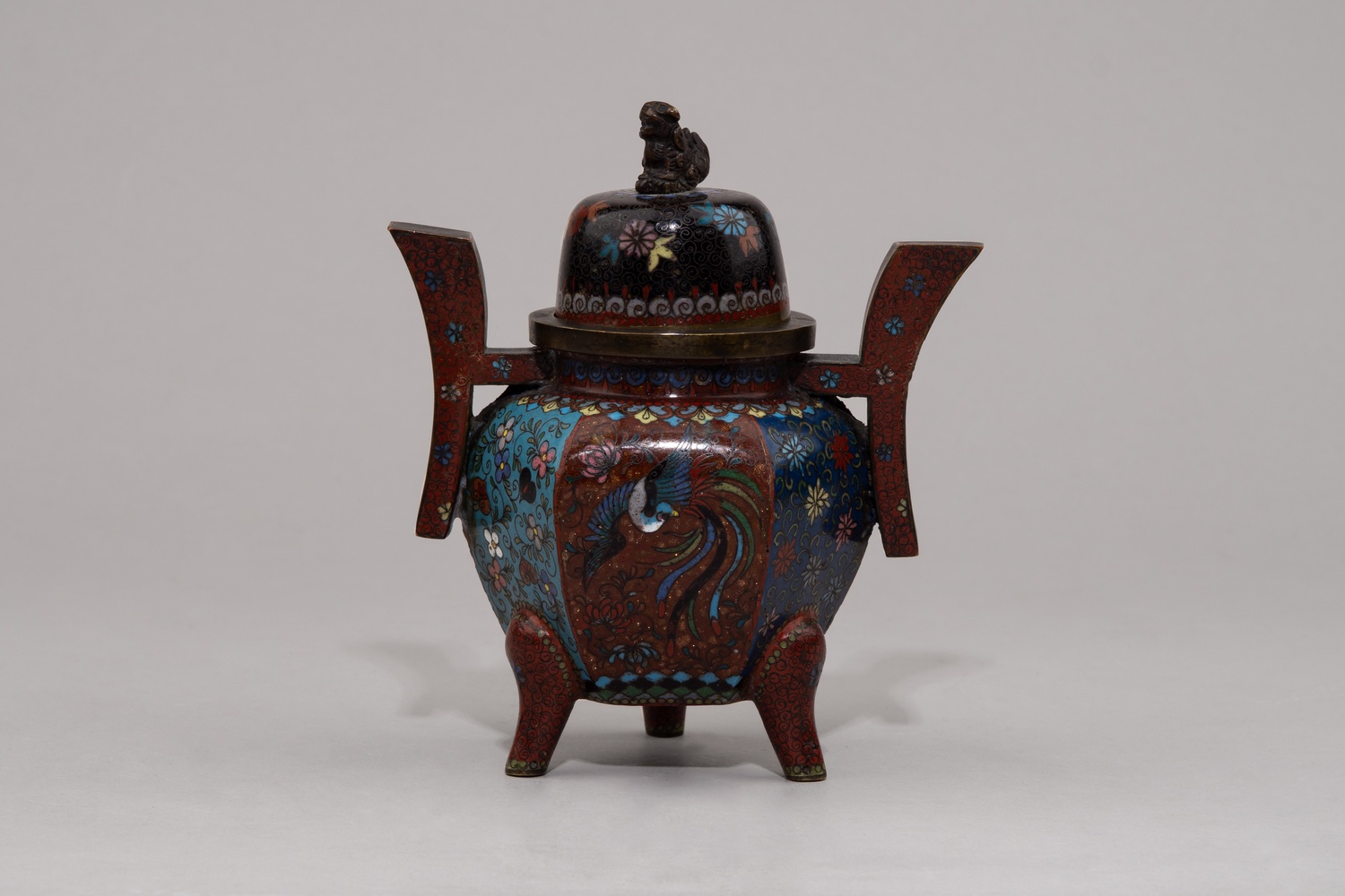 Вазочка и курильница с изображением Феникса. 
Япония, 1868–1912 (период Мэйдзи).