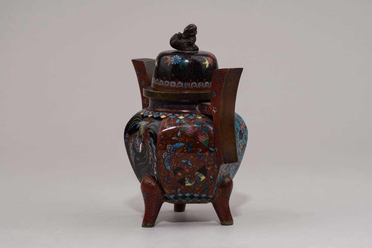 Вазочка и курильница с изображением Феникса. 
Япония, 1868–1912 (период Мэйдзи).