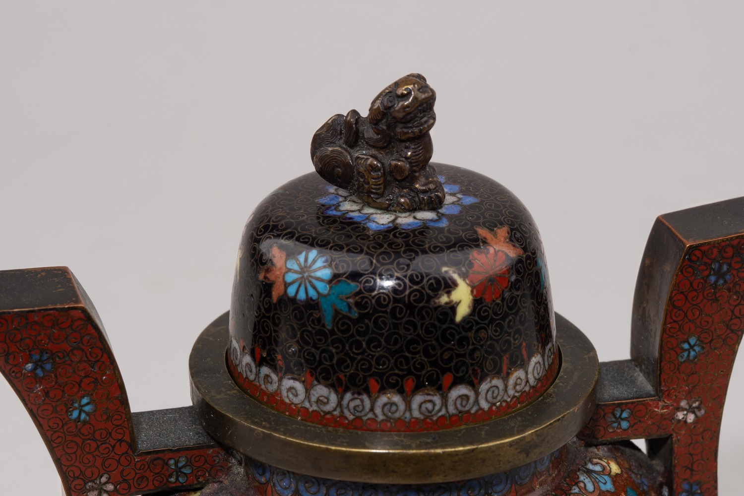 Вазочка и курильница с изображением Феникса. 
Япония, 1868–1912 (период Мэйдзи).